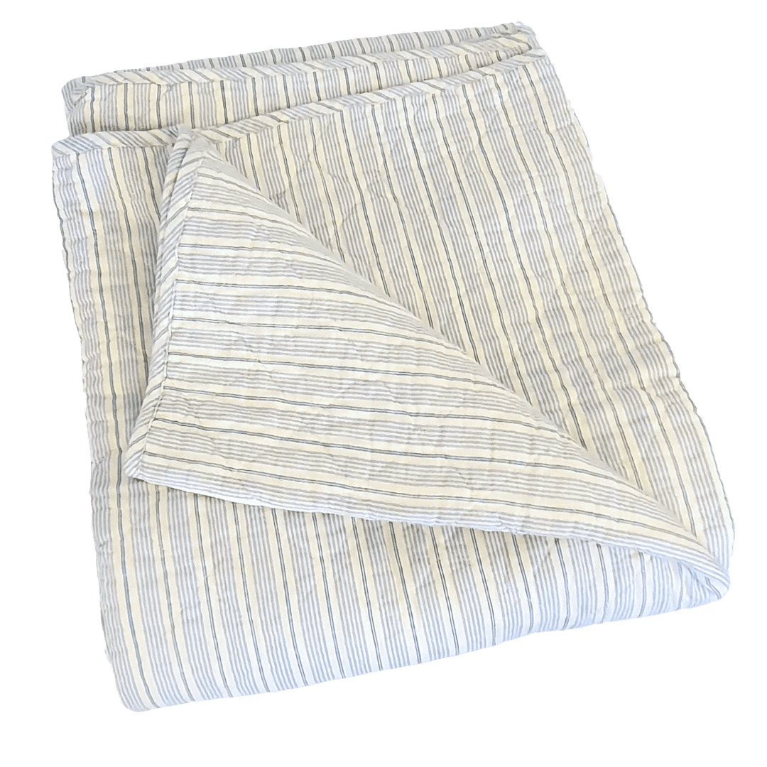 Quiltet Tæppe - Blå/Hvid Stribet (140x180 cm.) Quilt tæppe Au Maison
