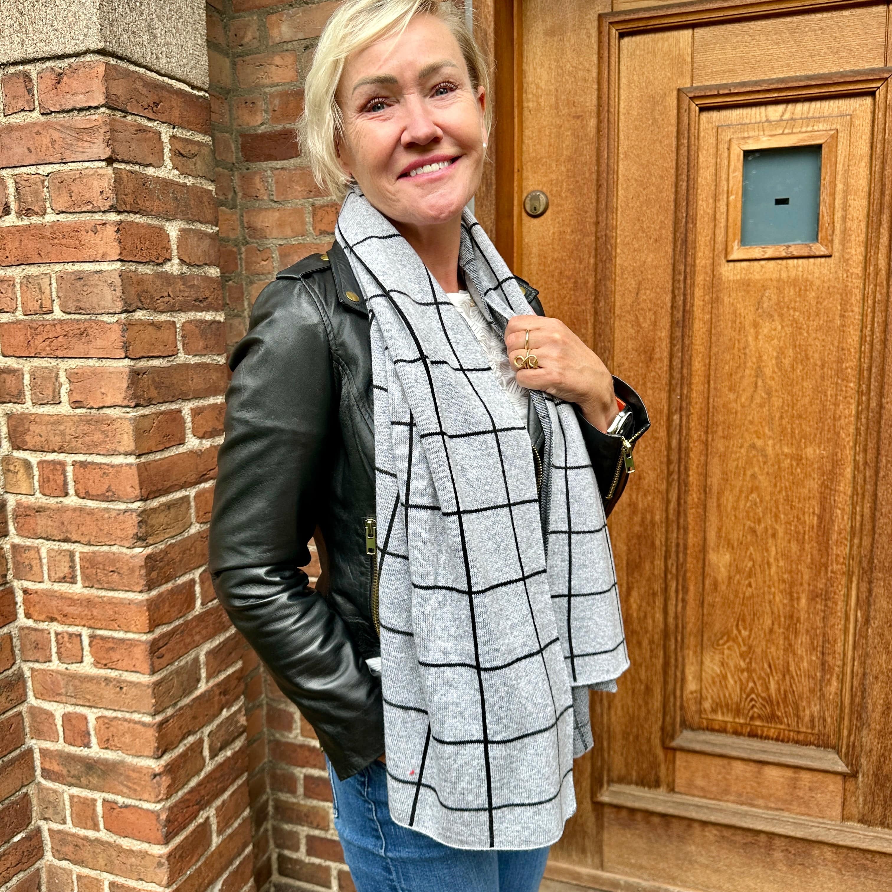 Halstørklæde i 10% cashmere - Grå m. tern Uldplaiden.dk