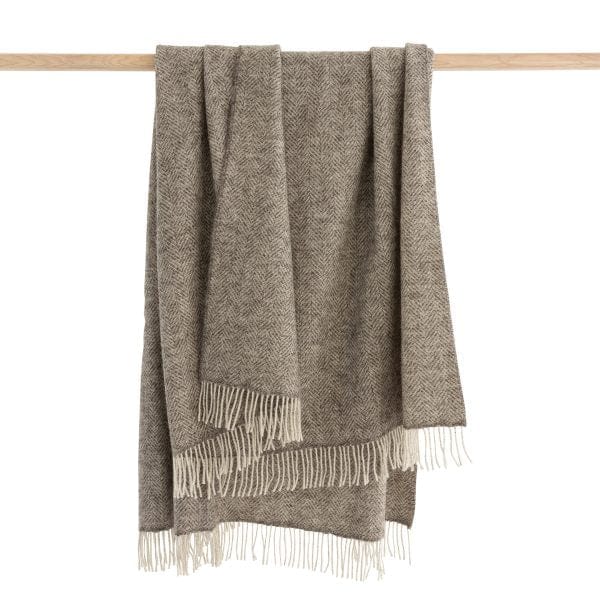 Øko uldplaid i 100% uld - Pale grey m. sildebensmønster (132x190 cm) Uldplaiden.dk