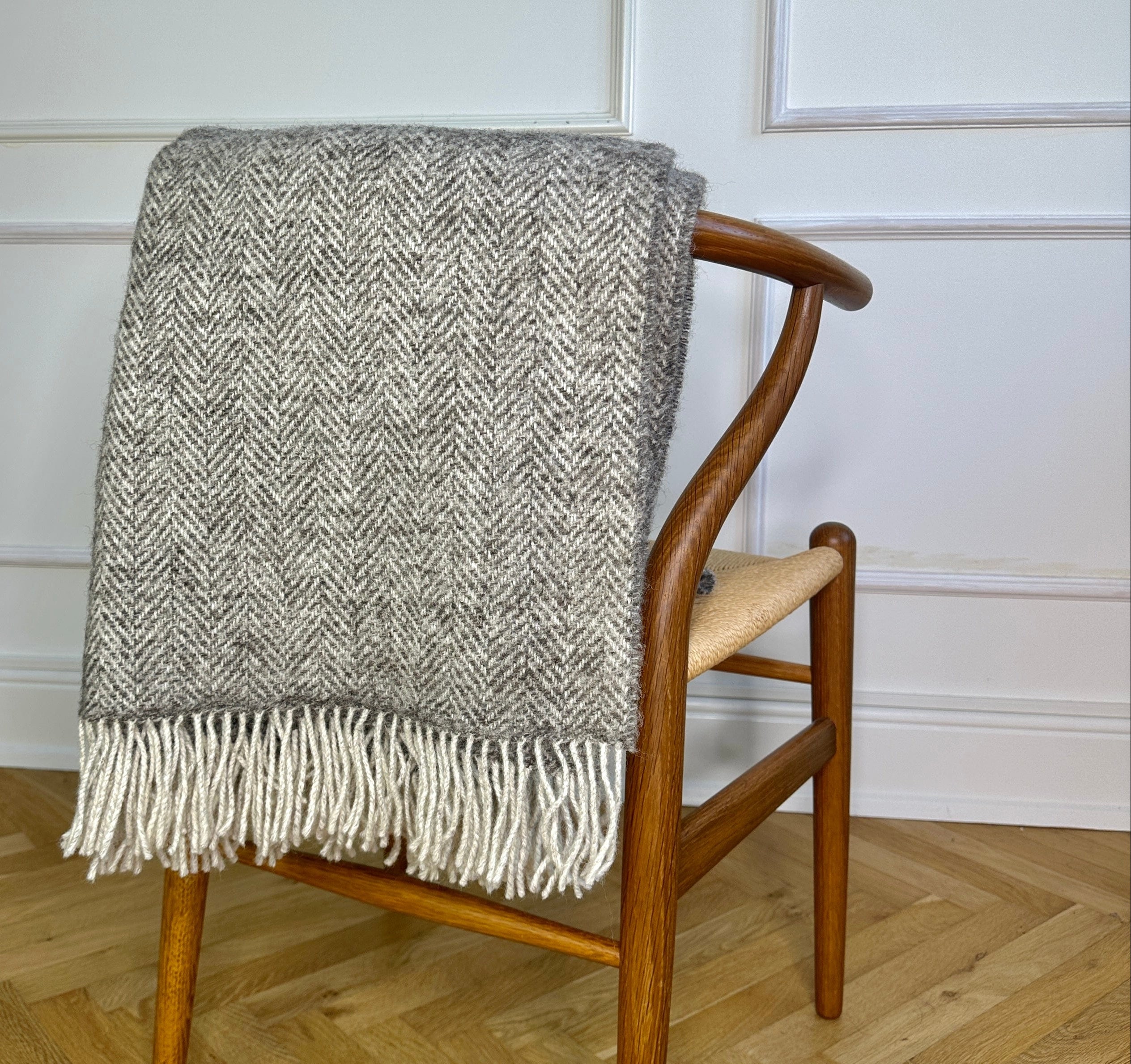 Øko uldplaid i 100% uld - Pale grey m. sildebensmønster (132x190 cm) Uldplaiden.dk