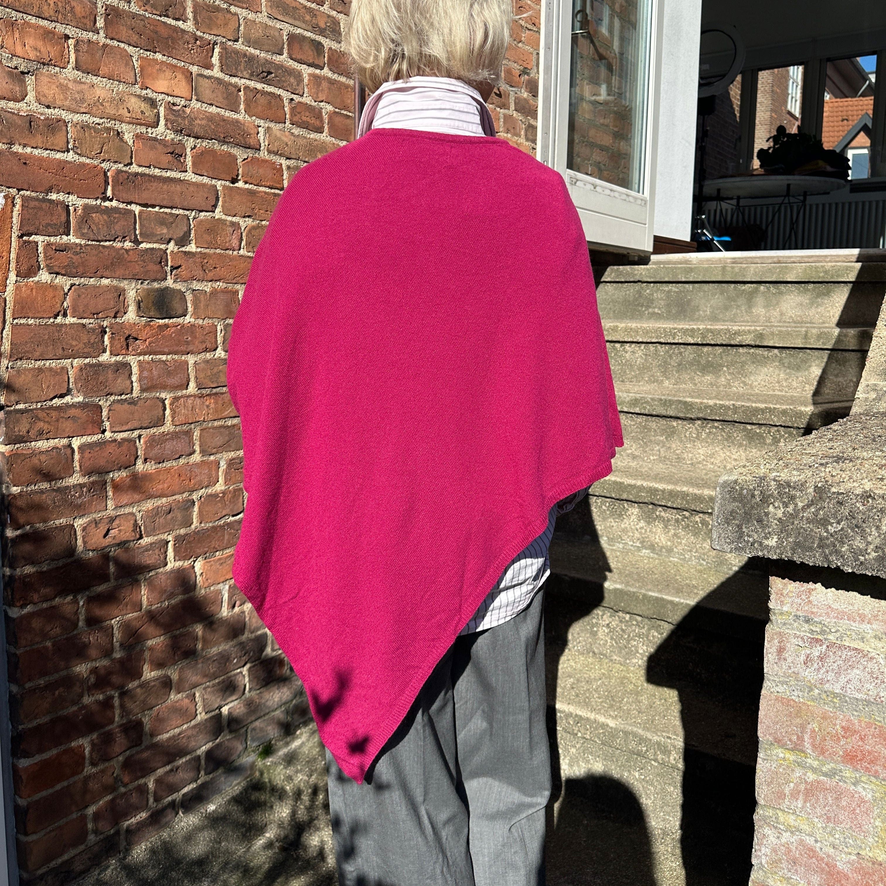 Poncho i 5% cashmere - Cerise rød Uldplaiden.dk