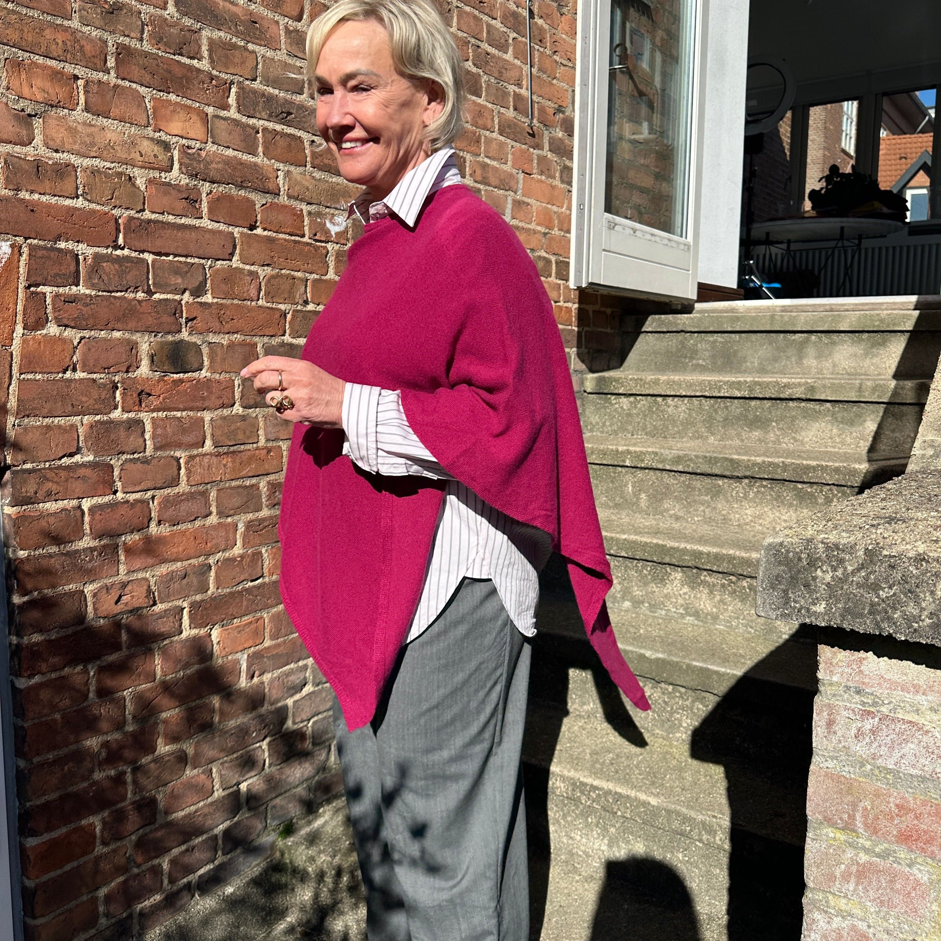 Poncho i 5% cashmere - Cerise rød Uldplaiden.dk