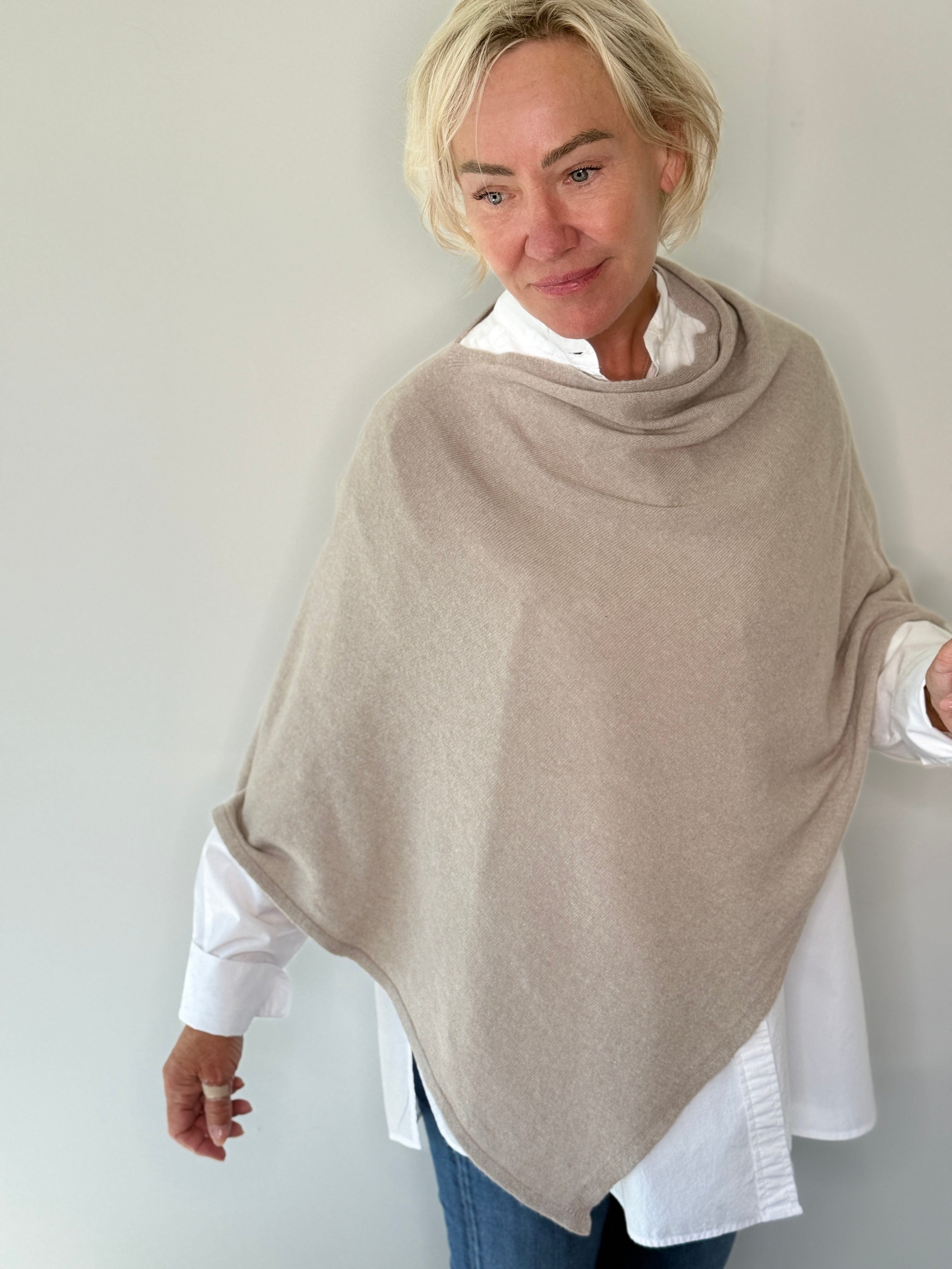 Poncho i 5% cashmere - Grå brun Uldplaiden.dk