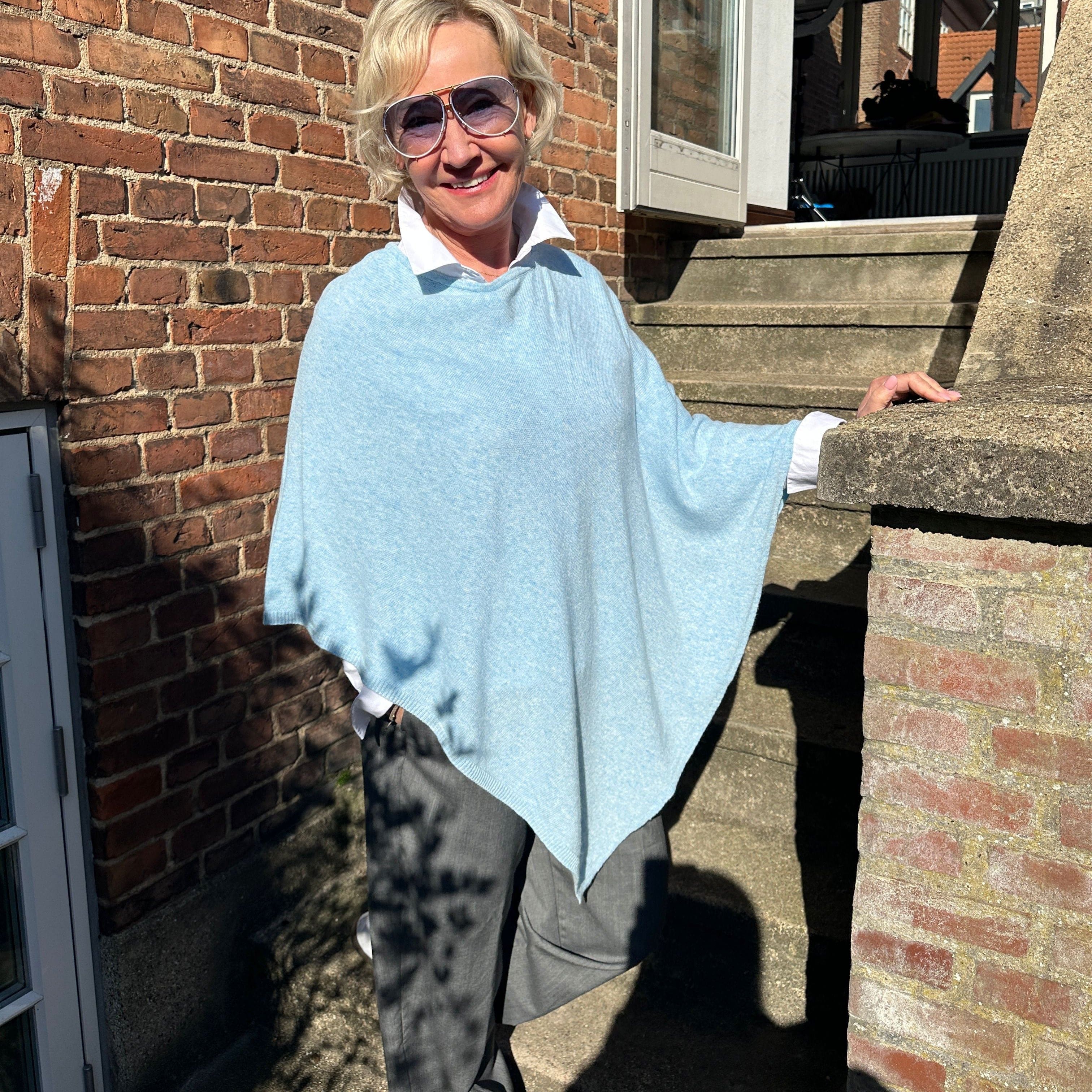 Poncho i 5% cashmere - Lyseblå Uldplaiden.dk