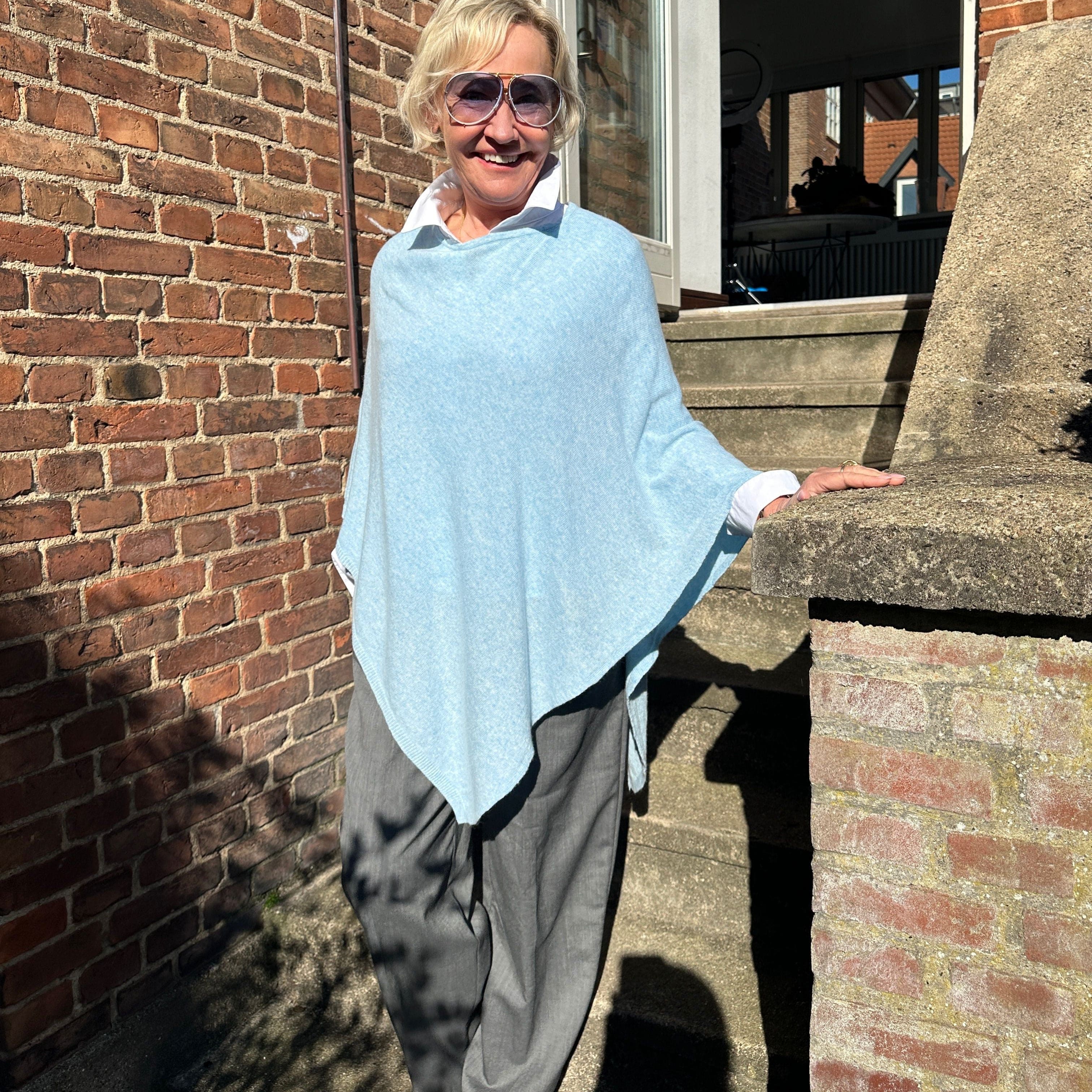 Poncho i 5% cashmere - Lyseblå Uldplaiden.dk