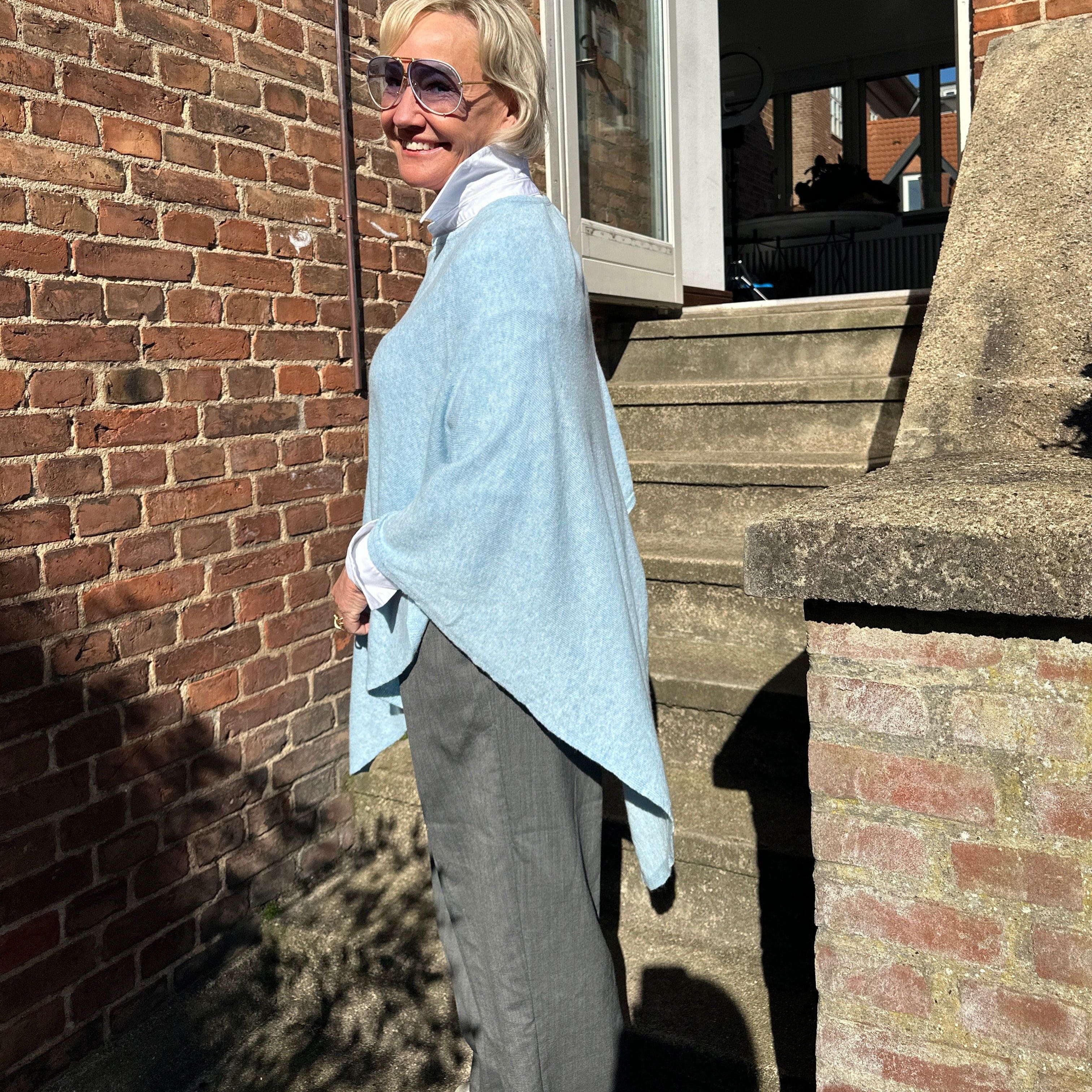 Poncho i 5% cashmere - Lyseblå Uldplaiden.dk