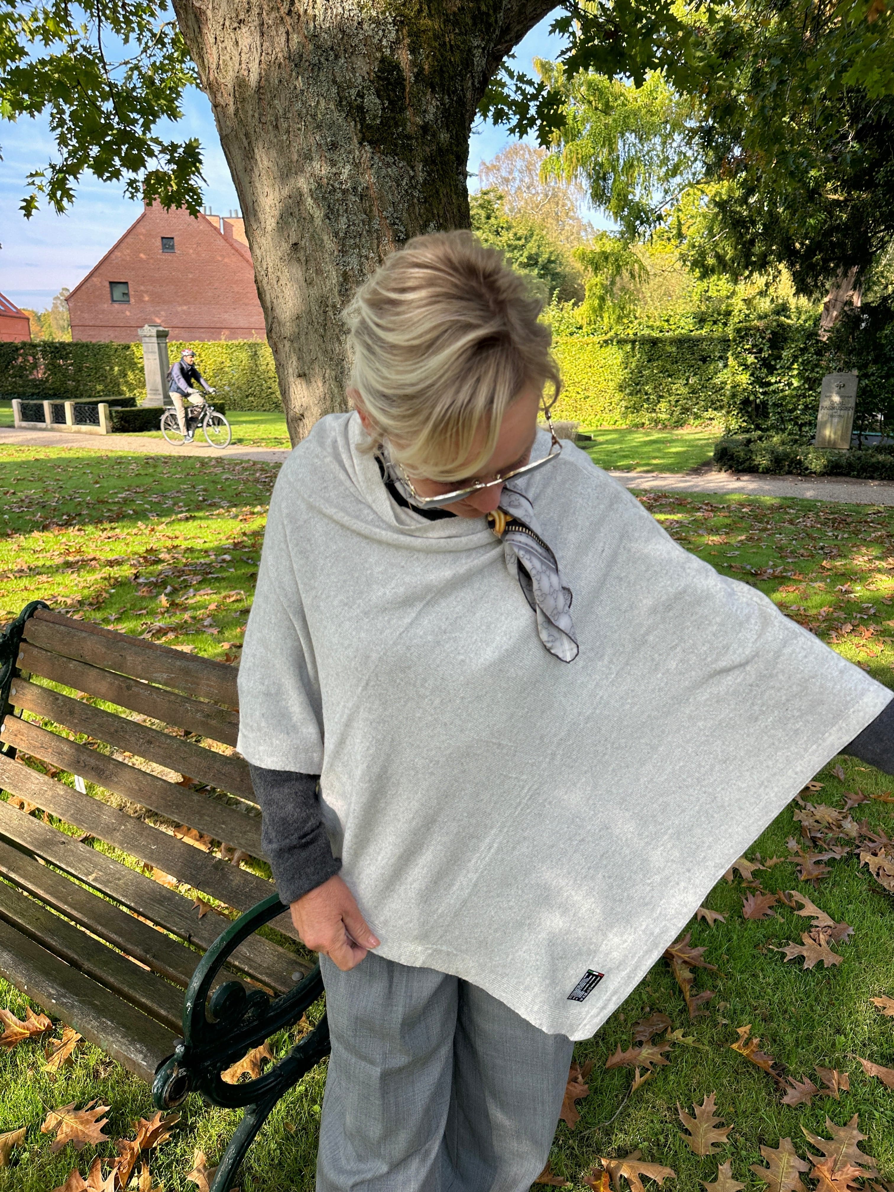Poncho i 5% cashmere - Lysegrå Uldplaiden.dk