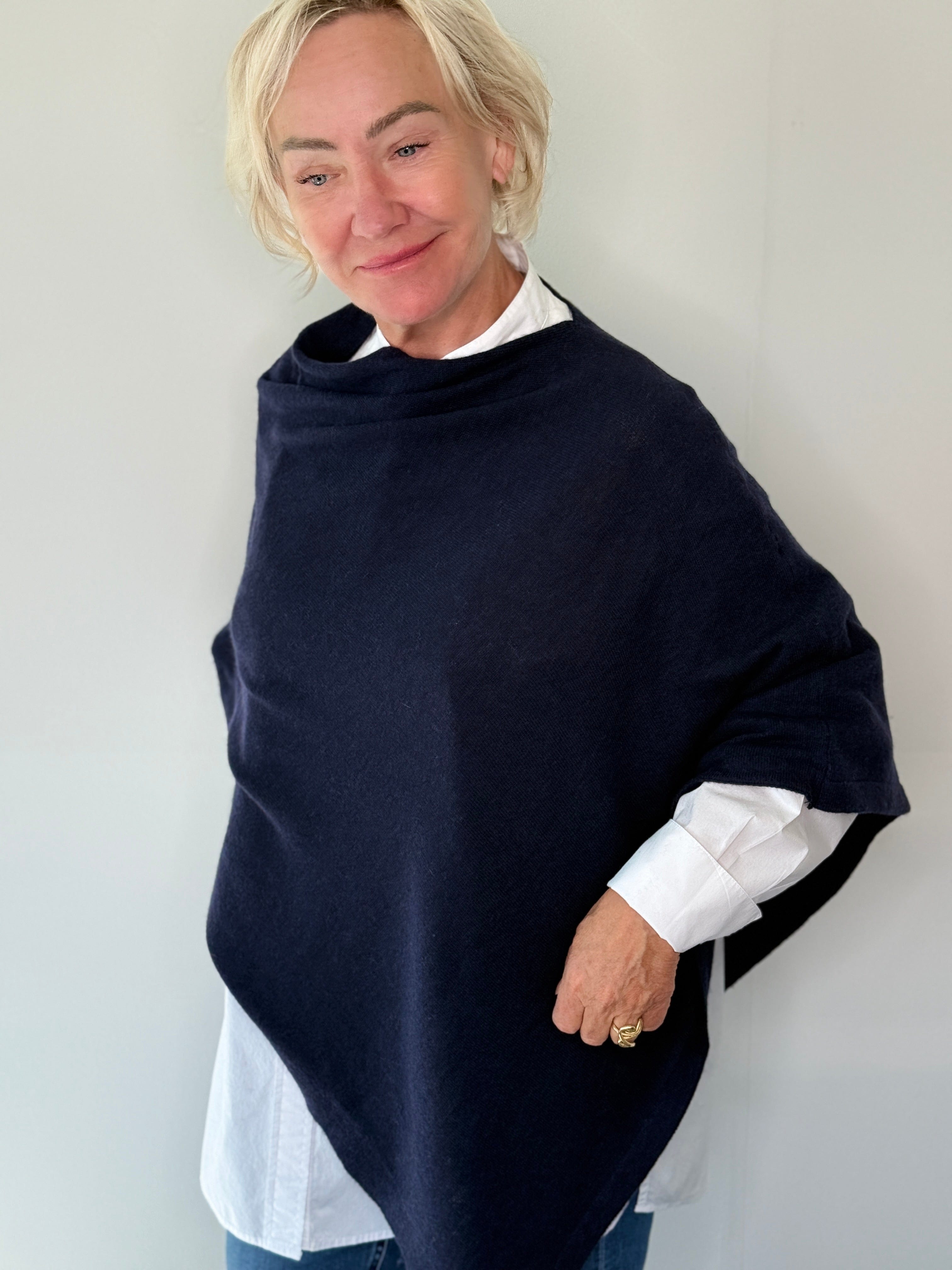 Poncho i 5% cashmere - Mørkeblå Uldplaiden.dk