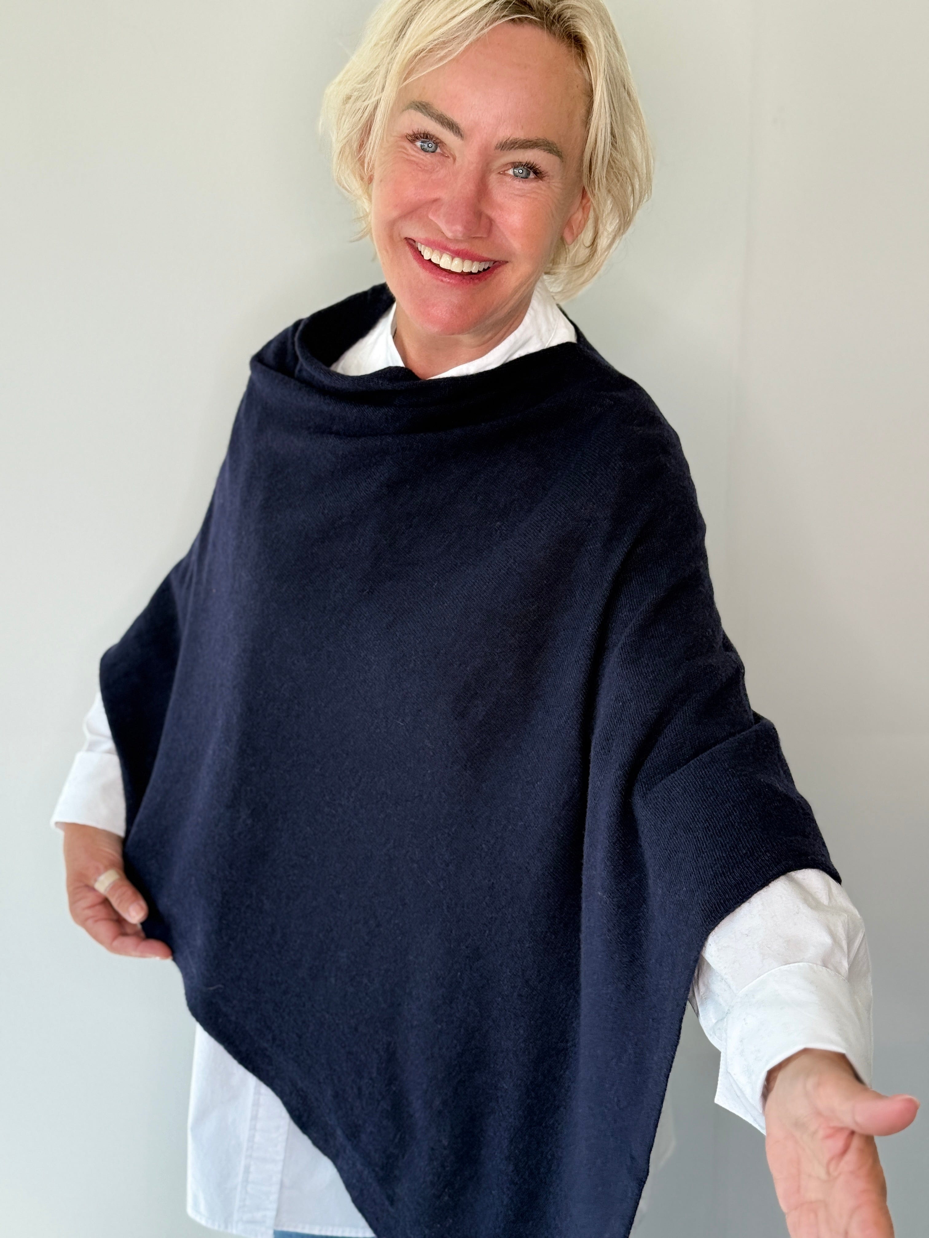 Poncho i 5% cashmere - Mørkeblå Uldplaiden.dk