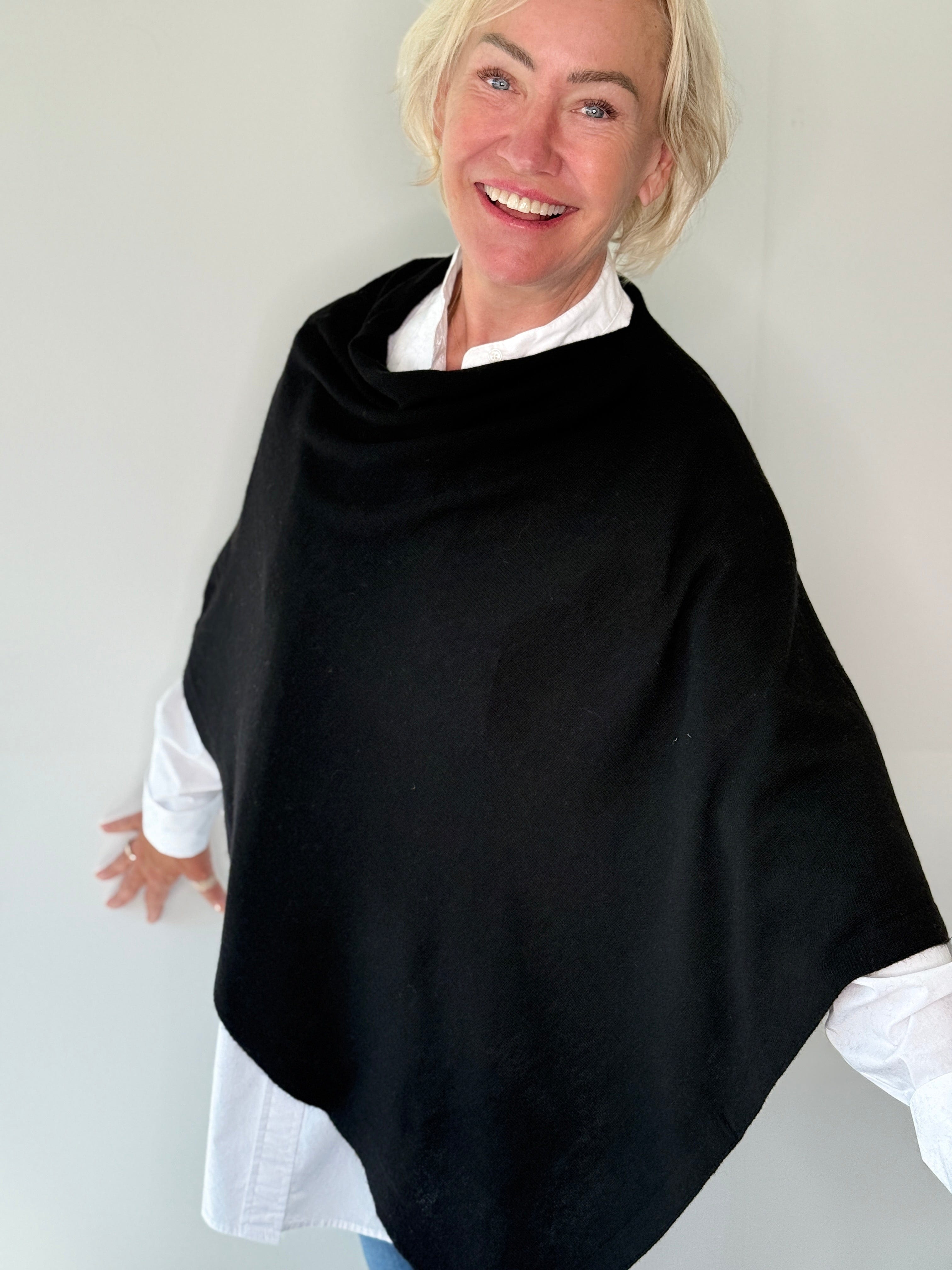 Poncho i 5% cashmere - Sort Uldplaiden.dk
