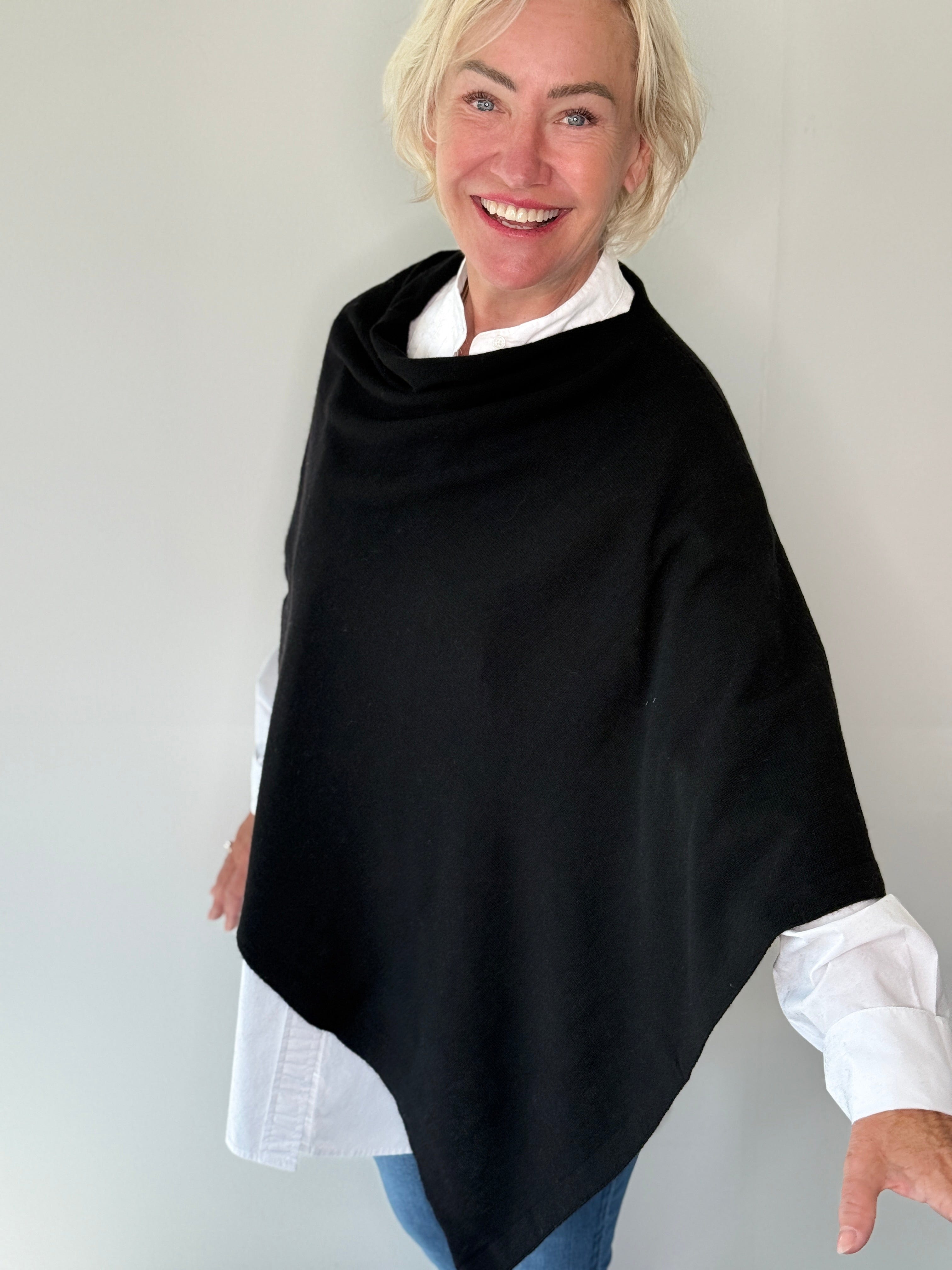 Poncho i 5% cashmere - Sort Uldplaiden.dk