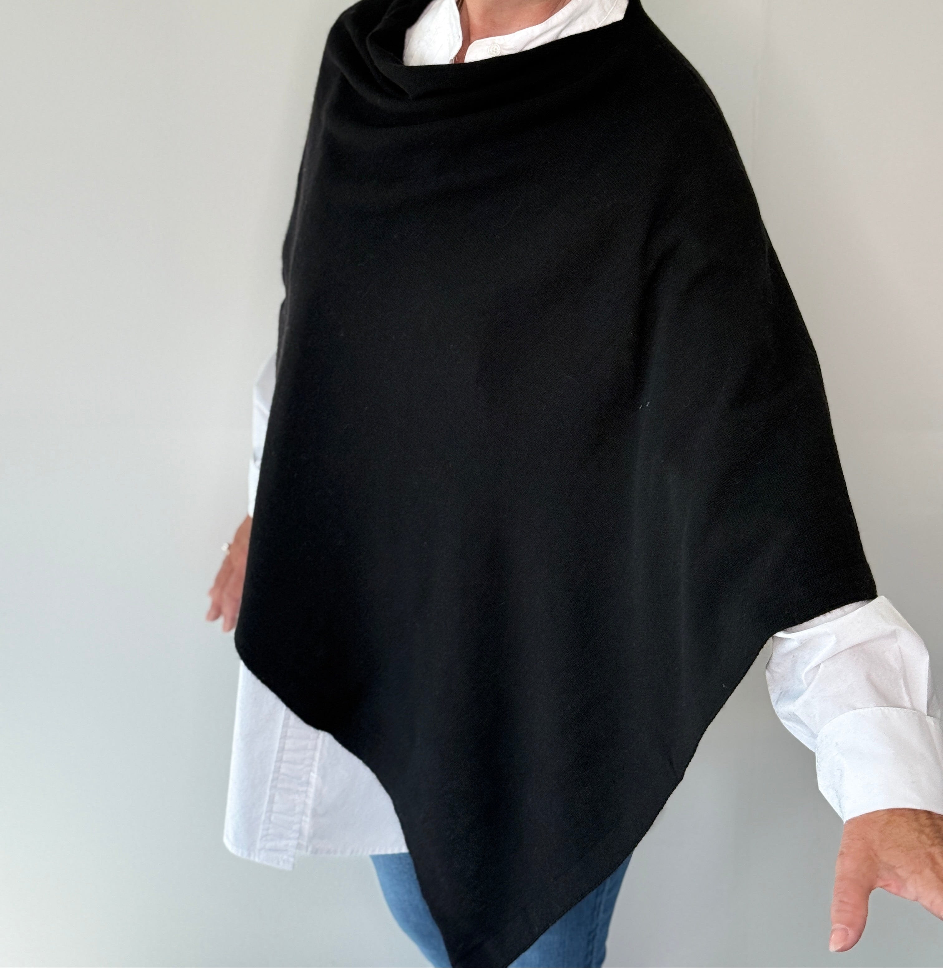 Poncho i 5% cashmere - Sort Uldplaiden.dk