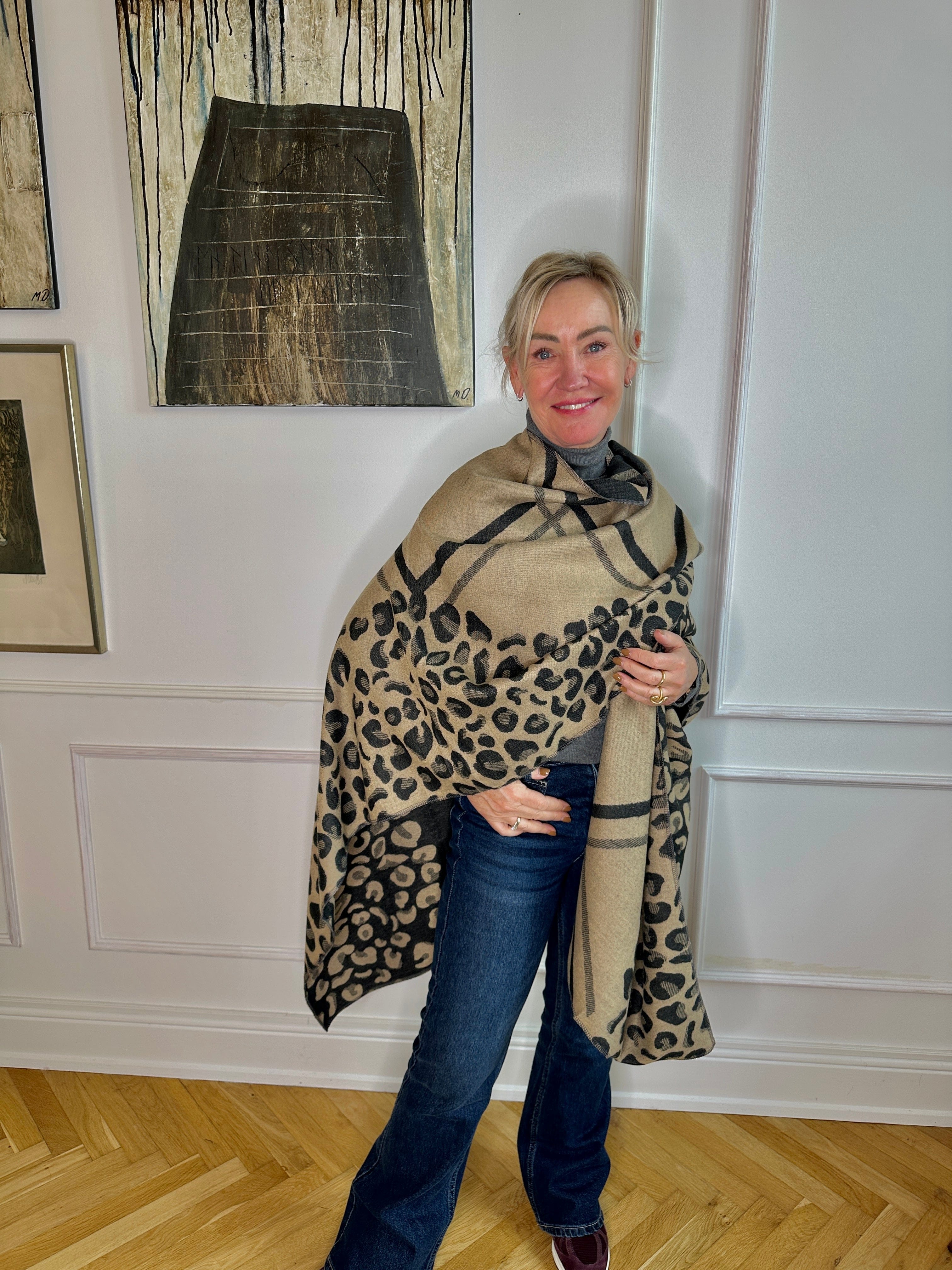 Poncho i blandet uld - Beige/sort m. mønster Uldplaiden.dk