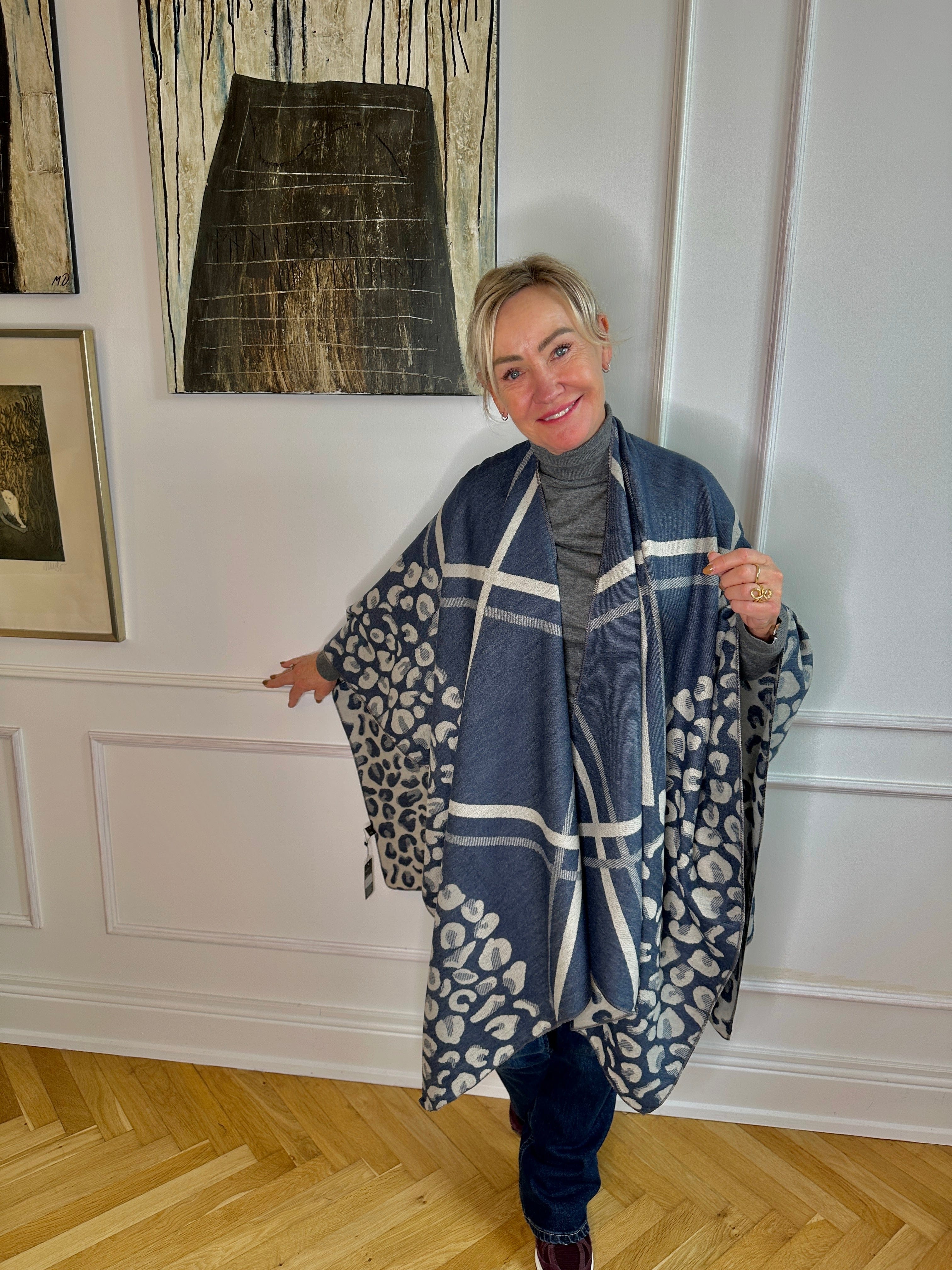 Poncho i blandet uld - Grå/blå m. mønster Uldplaiden.dk