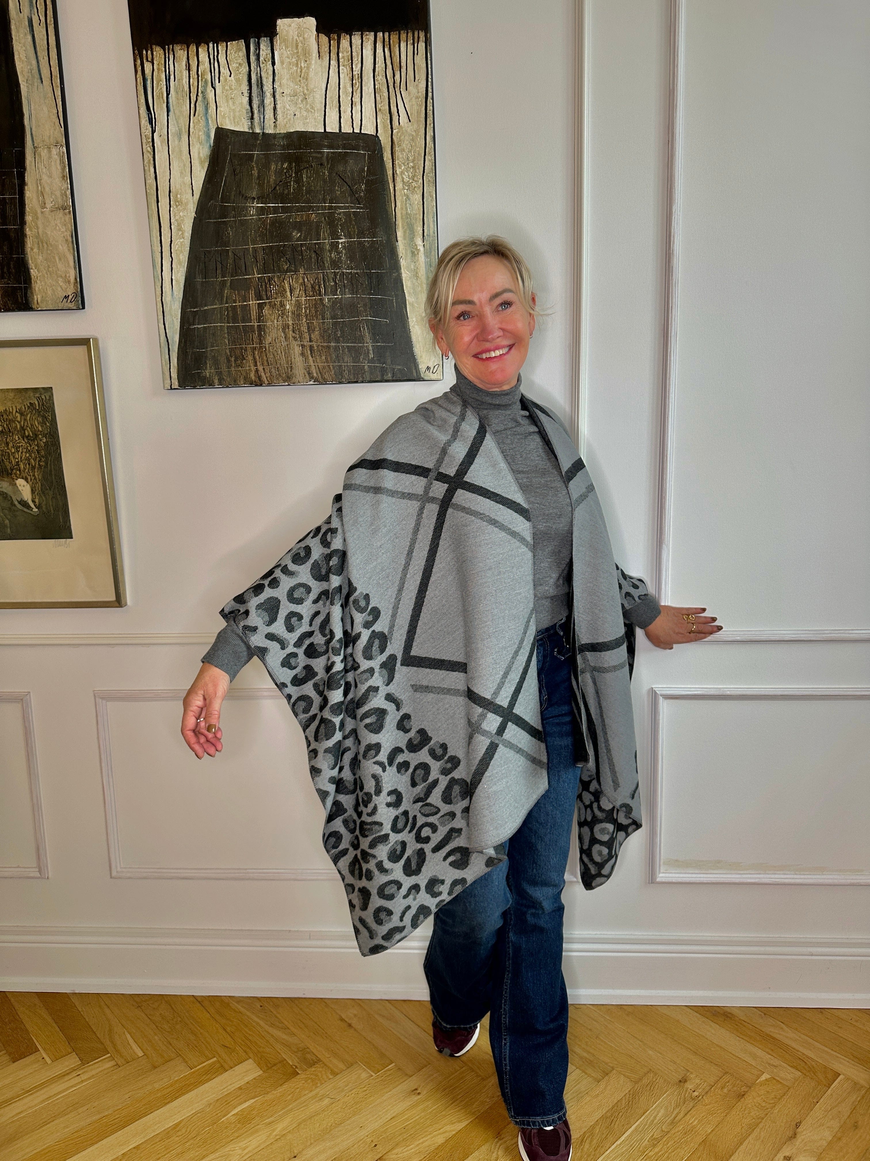 Poncho i blandet uld - Grå/sort m. mønster Uldplaiden.dk