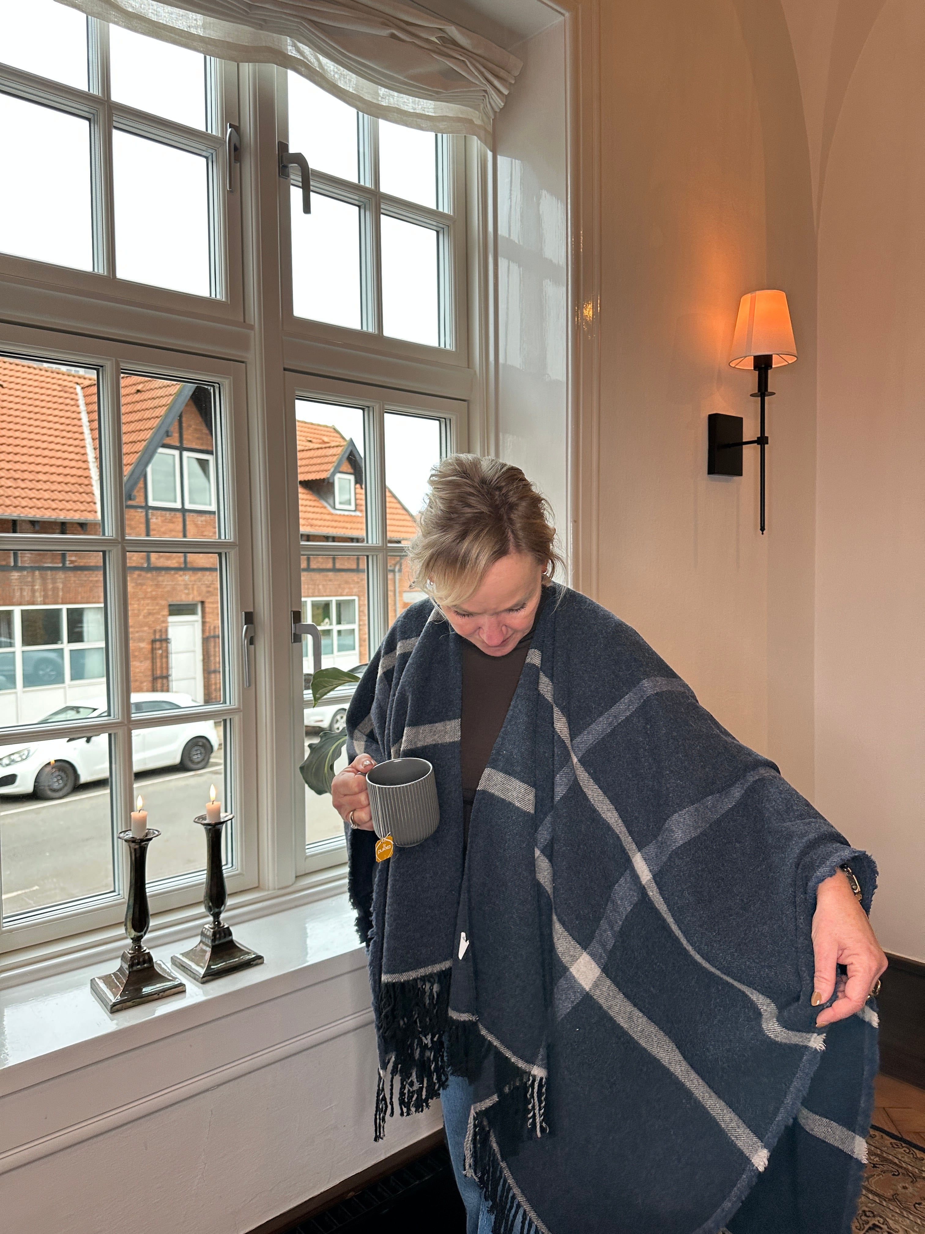 Poncho i blandet uld - Mørk navy m. lyse striber Uldplaiden.dk