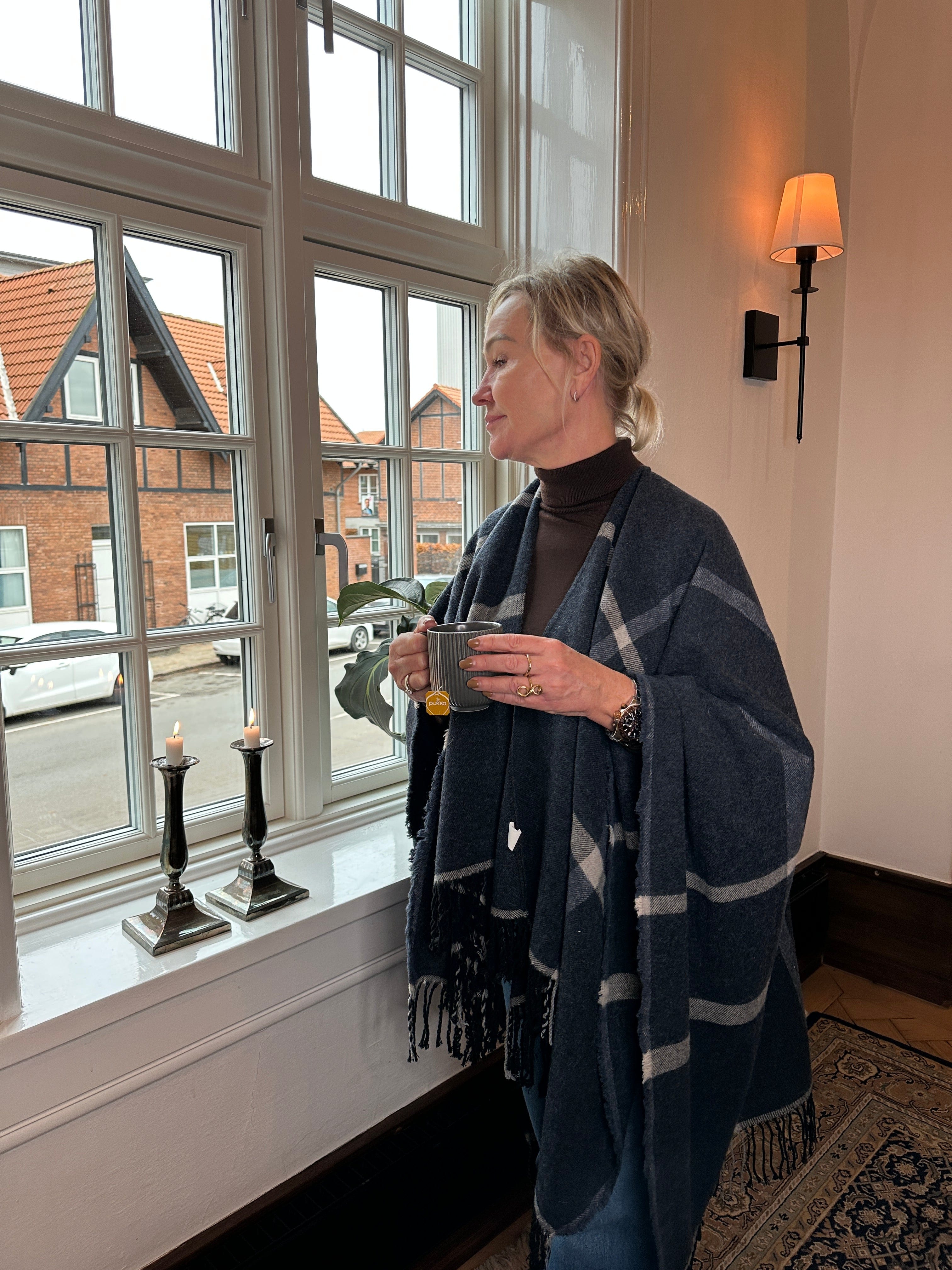 Poncho i blandet uld - Mørk navy m. lyse striber Uldplaiden.dk