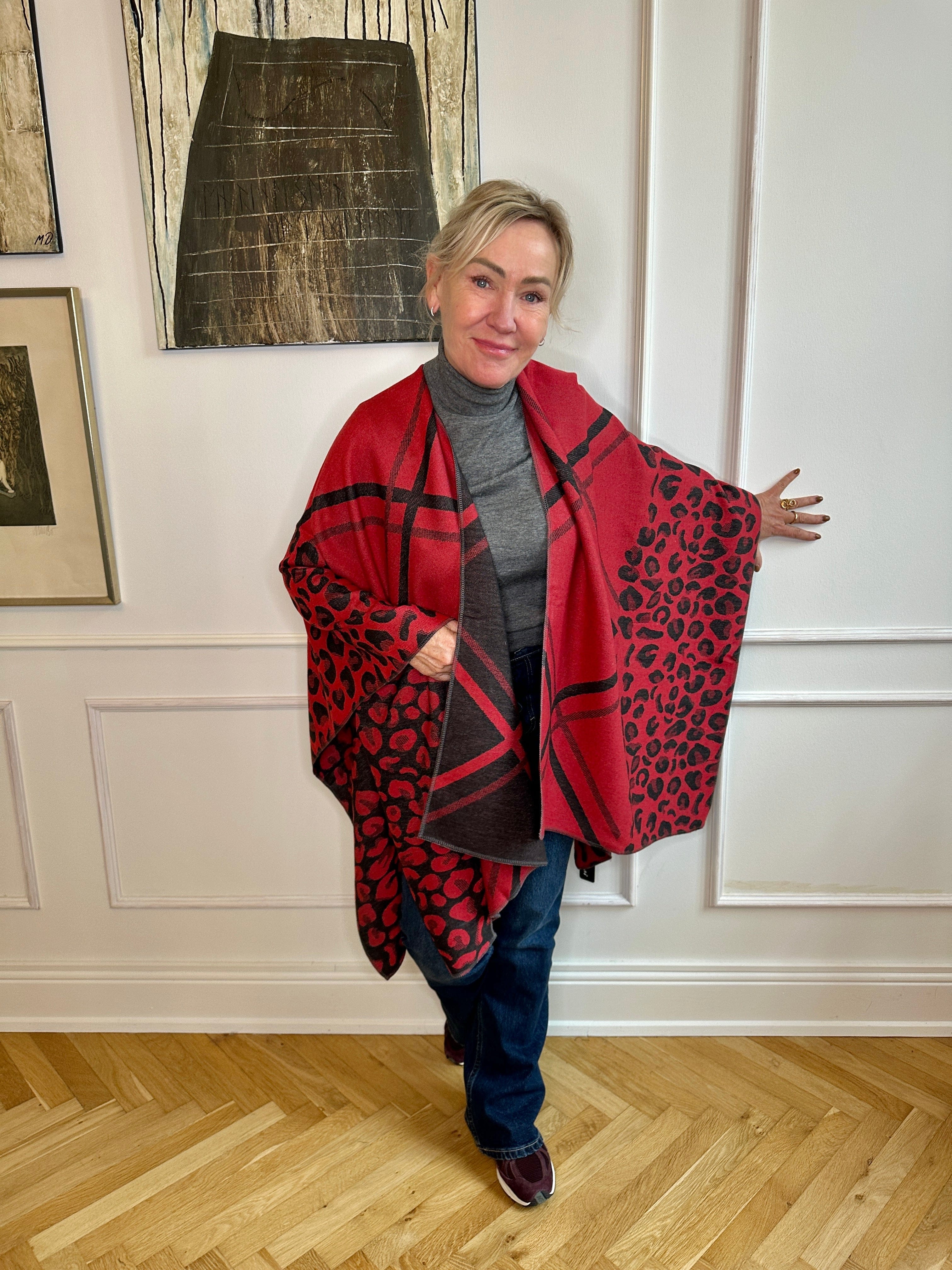 Poncho i blandet uld - rød/sort m. mønster Uldplaiden.dk