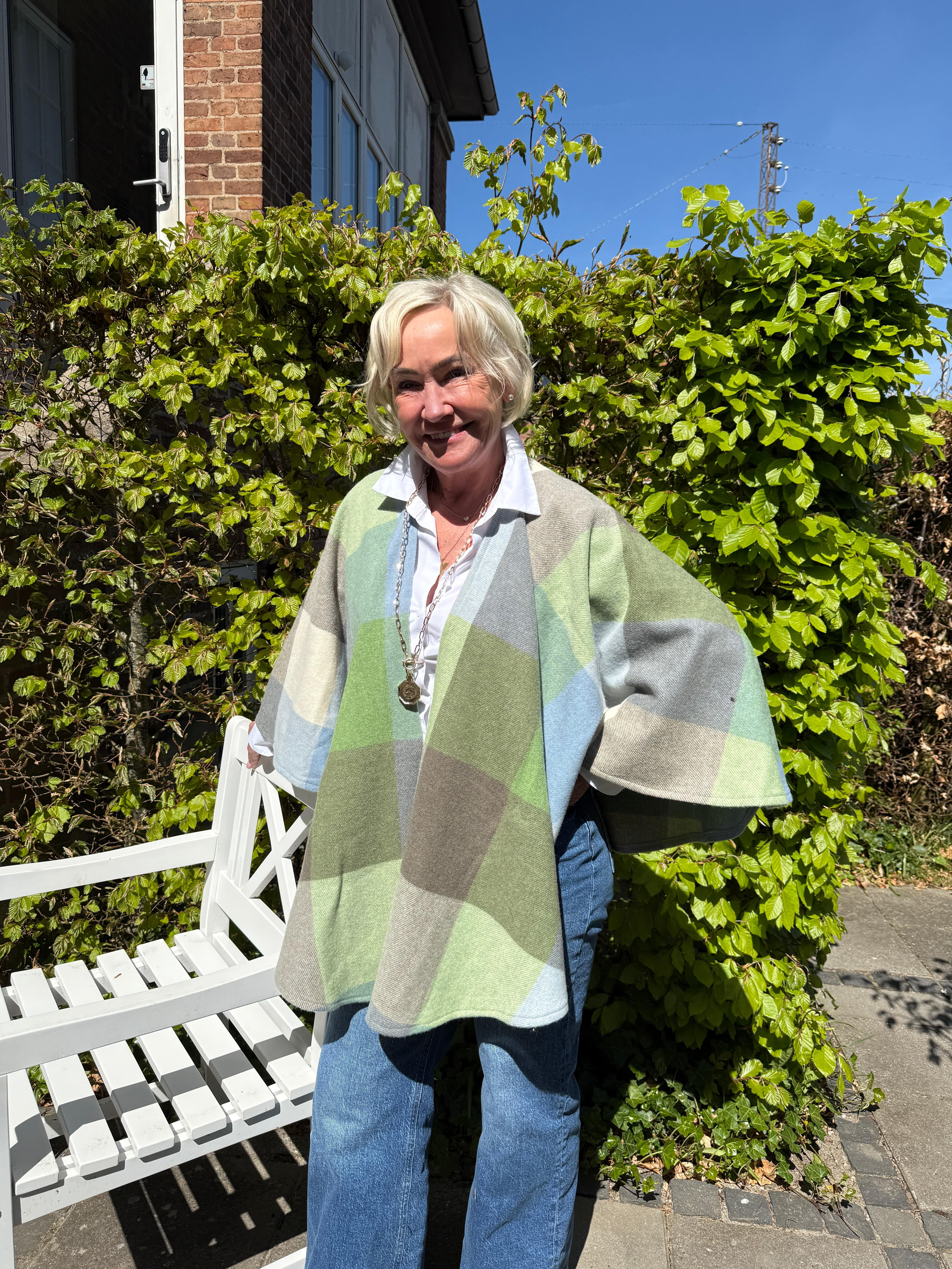 Poncho i lammeuld - Blå og grøn m. tern (137x180 cm) Uldplaiden.dk