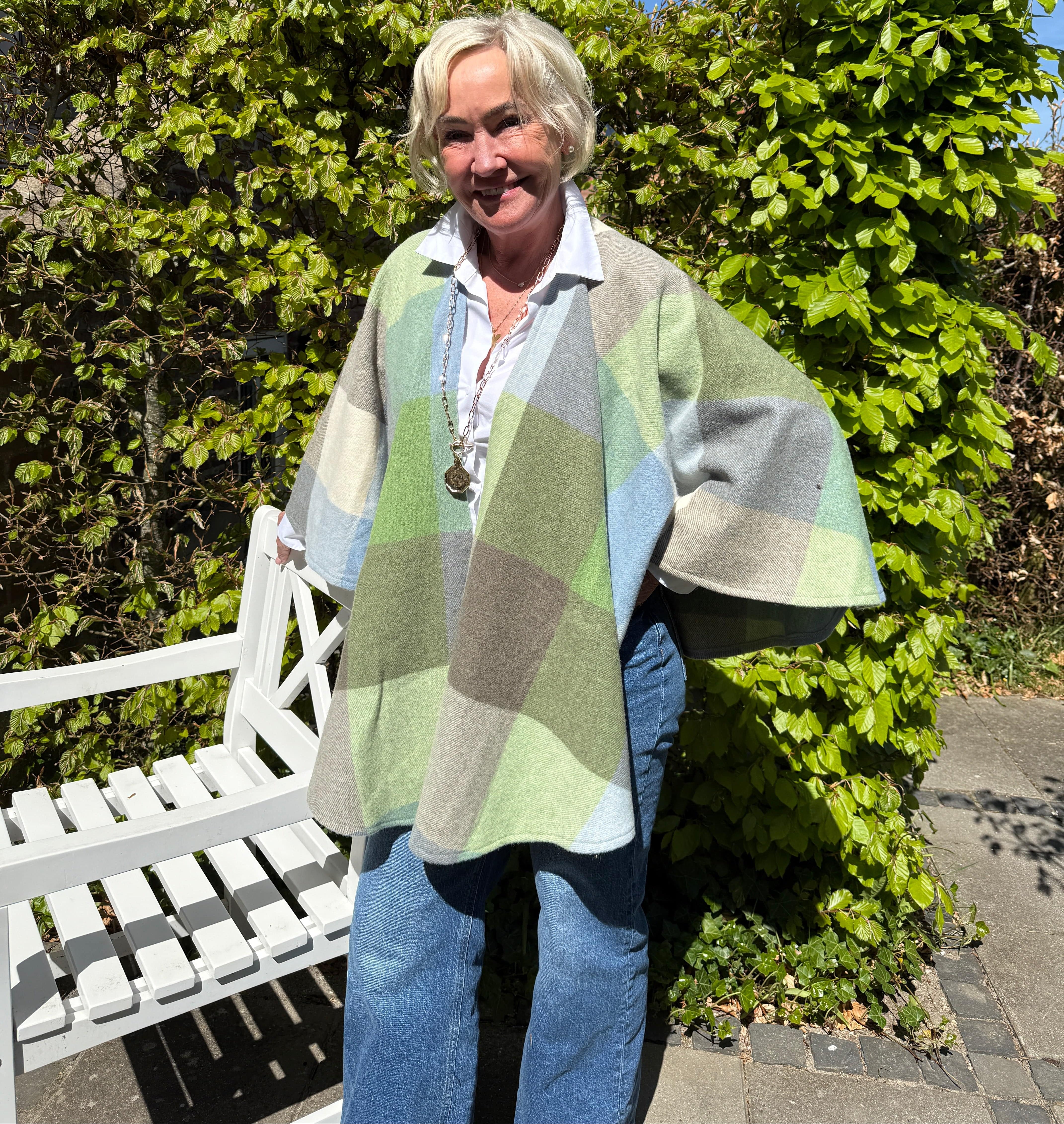 Poncho i lammeuld - Blå og grøn m. tern (137x180 cm) Uldplaiden.dk