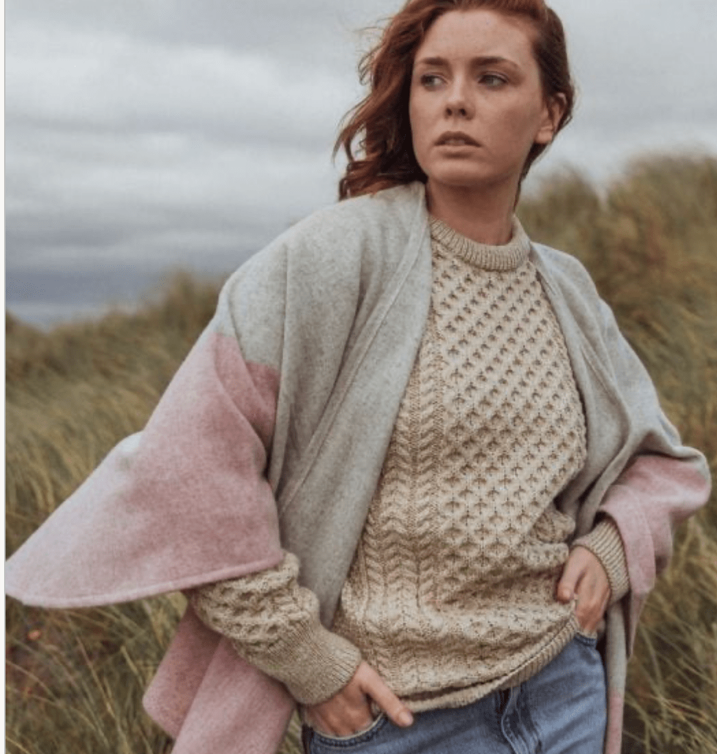 Poncho i lammeuld - Grå og pink (137x180 cm) Uldplaiden.dk