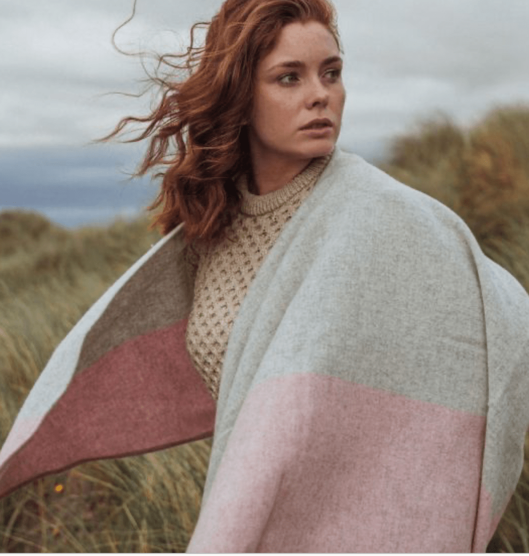 Poncho i lammeuld - Grå og pink (137x180 cm) Uldplaiden.dk