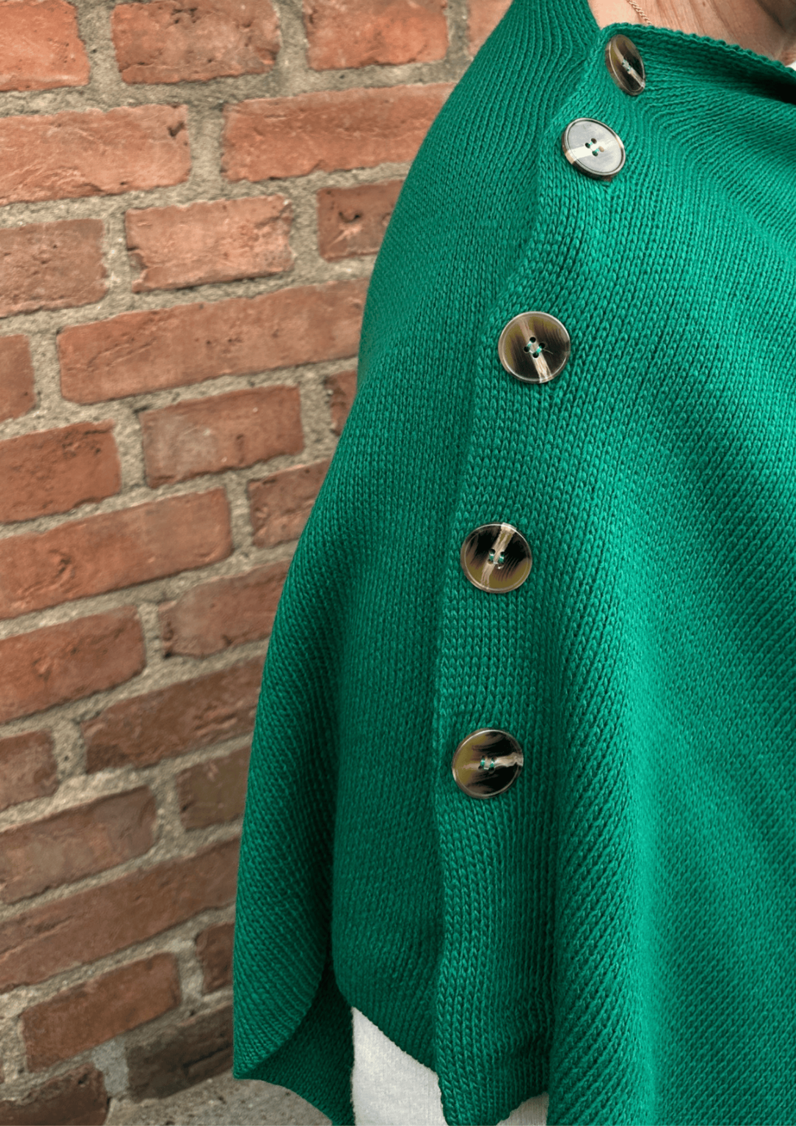 Poncho med knapper - græsgrøn Uldplaiden.dk