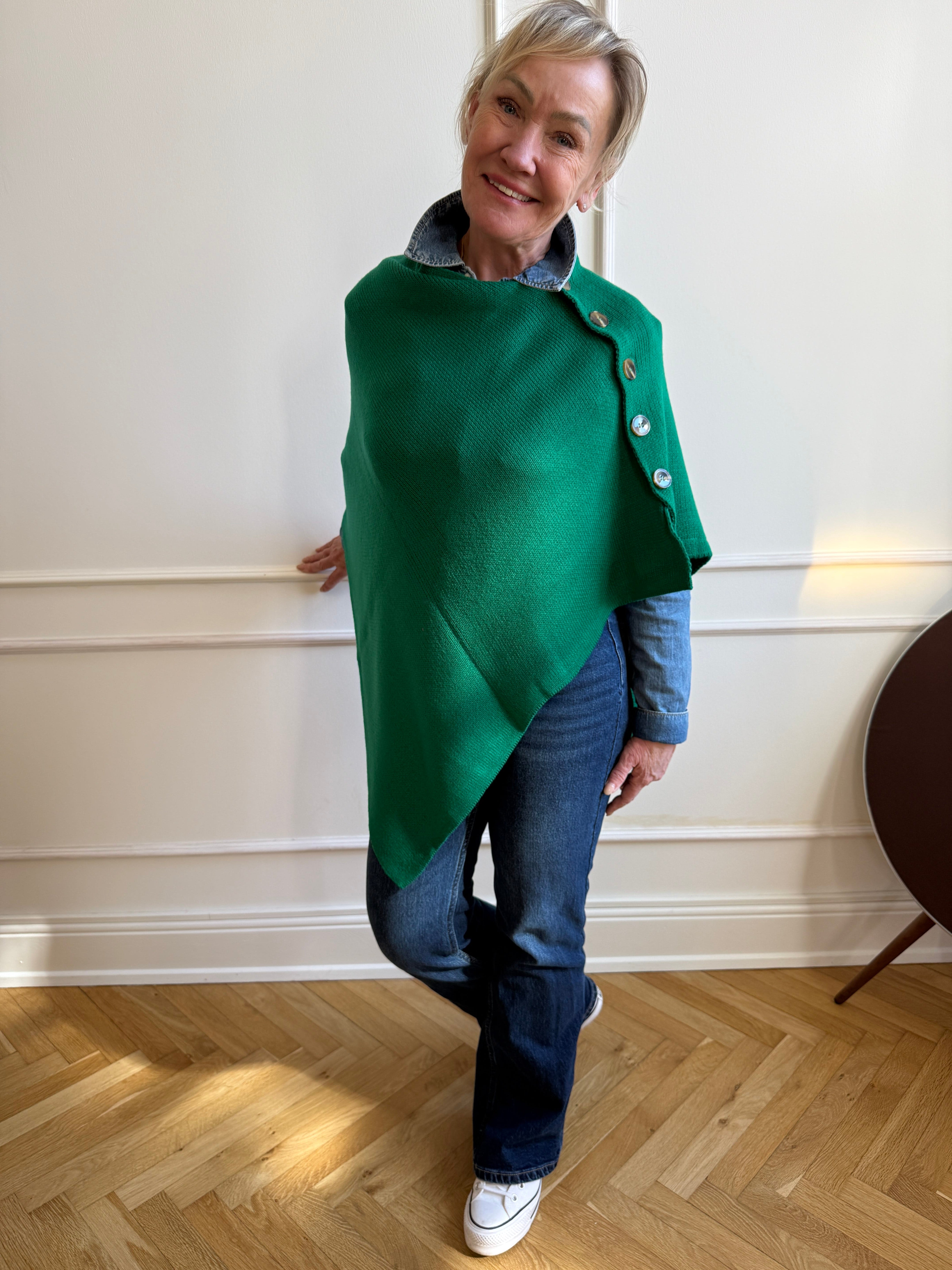 Poncho med knapper - græsgrøn Uldplaiden.dk