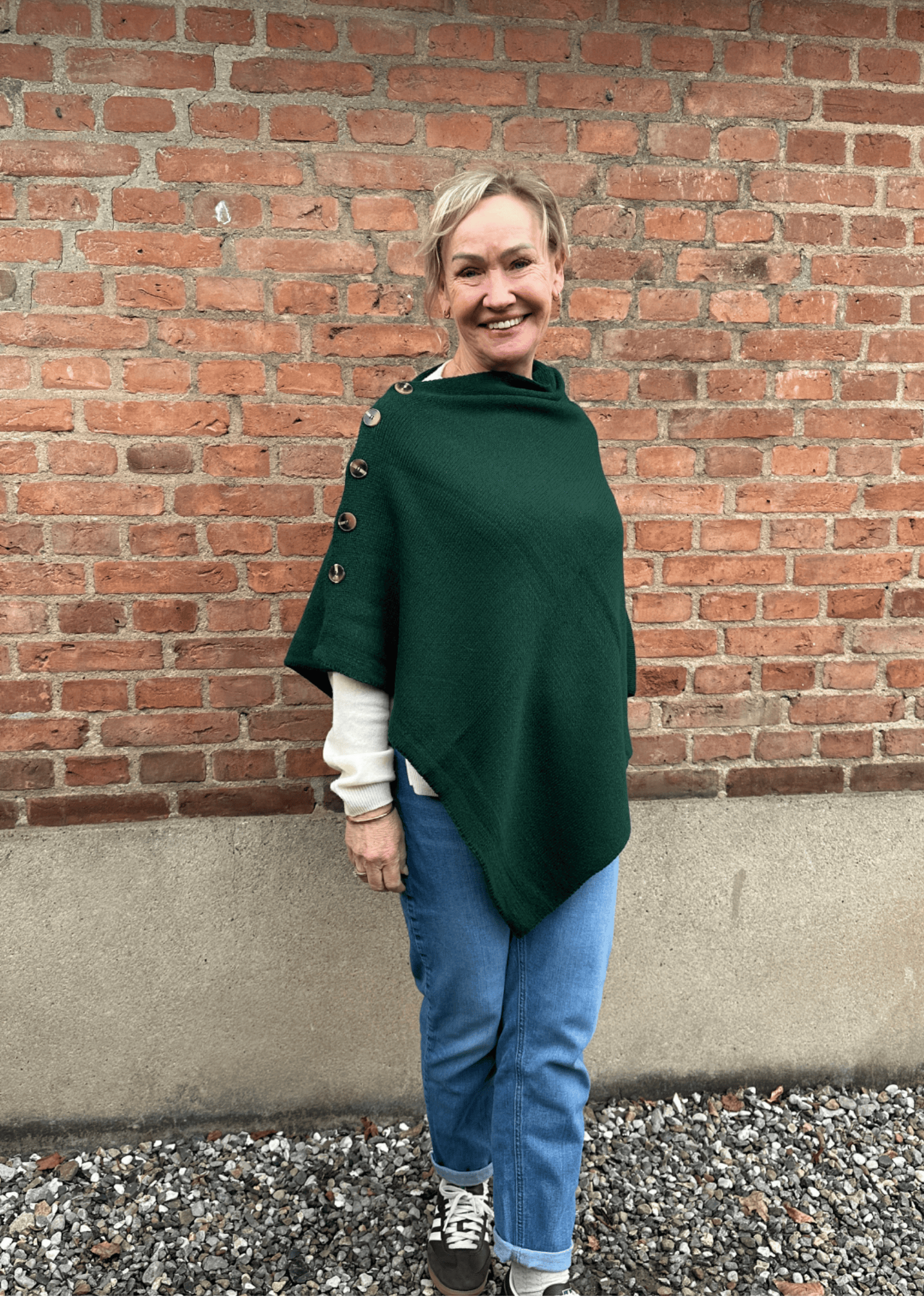 Poncho med knapper - mørkegrøn Uldplaiden.dk