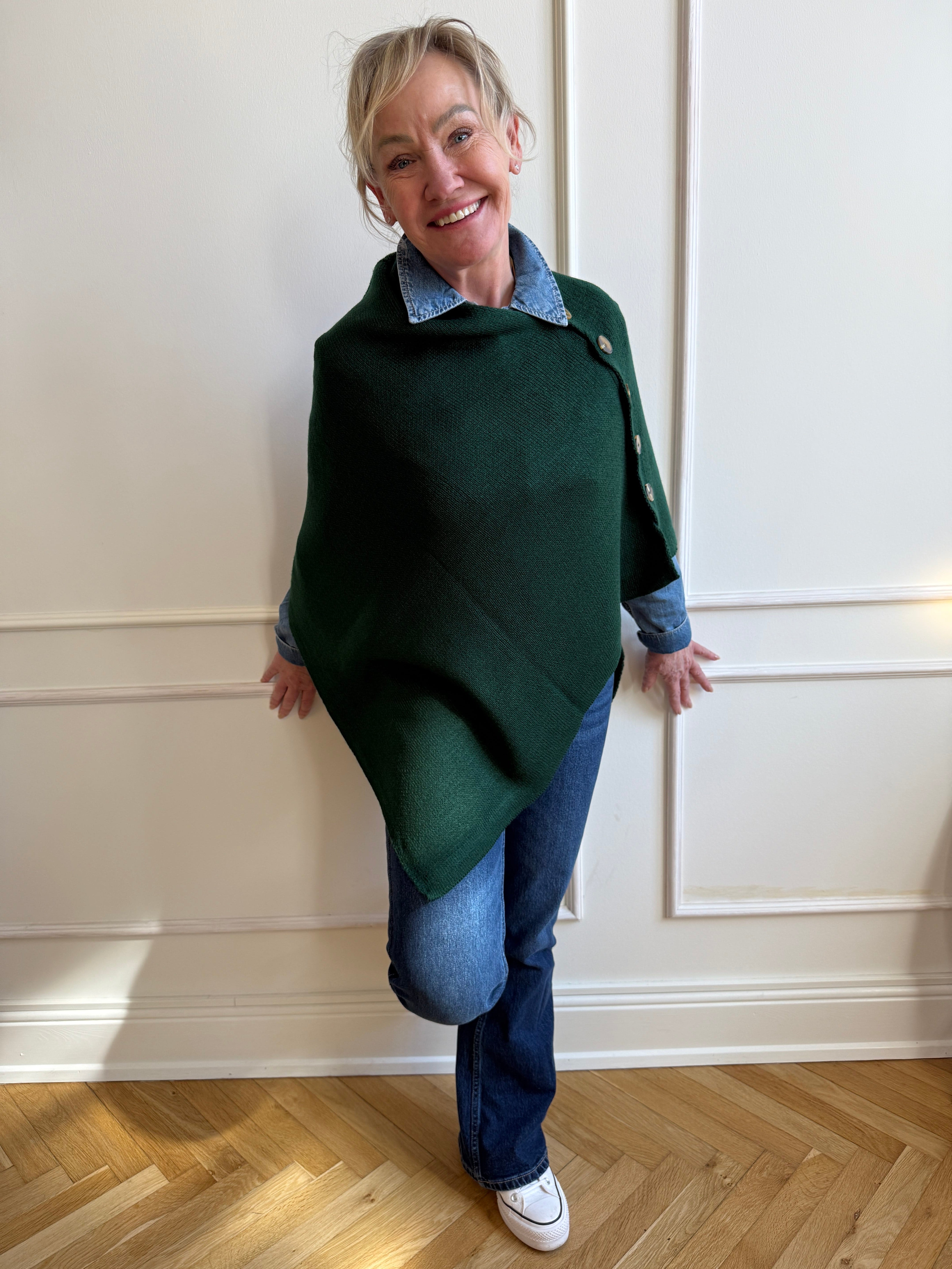 Poncho med knapper - mørkegrøn Uldplaiden.dk
