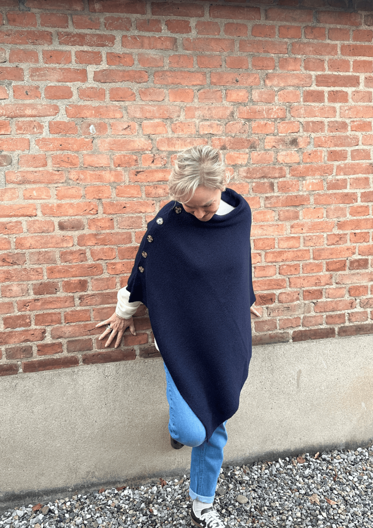 Poncho med knapper - navy Uldplaiden.dk
