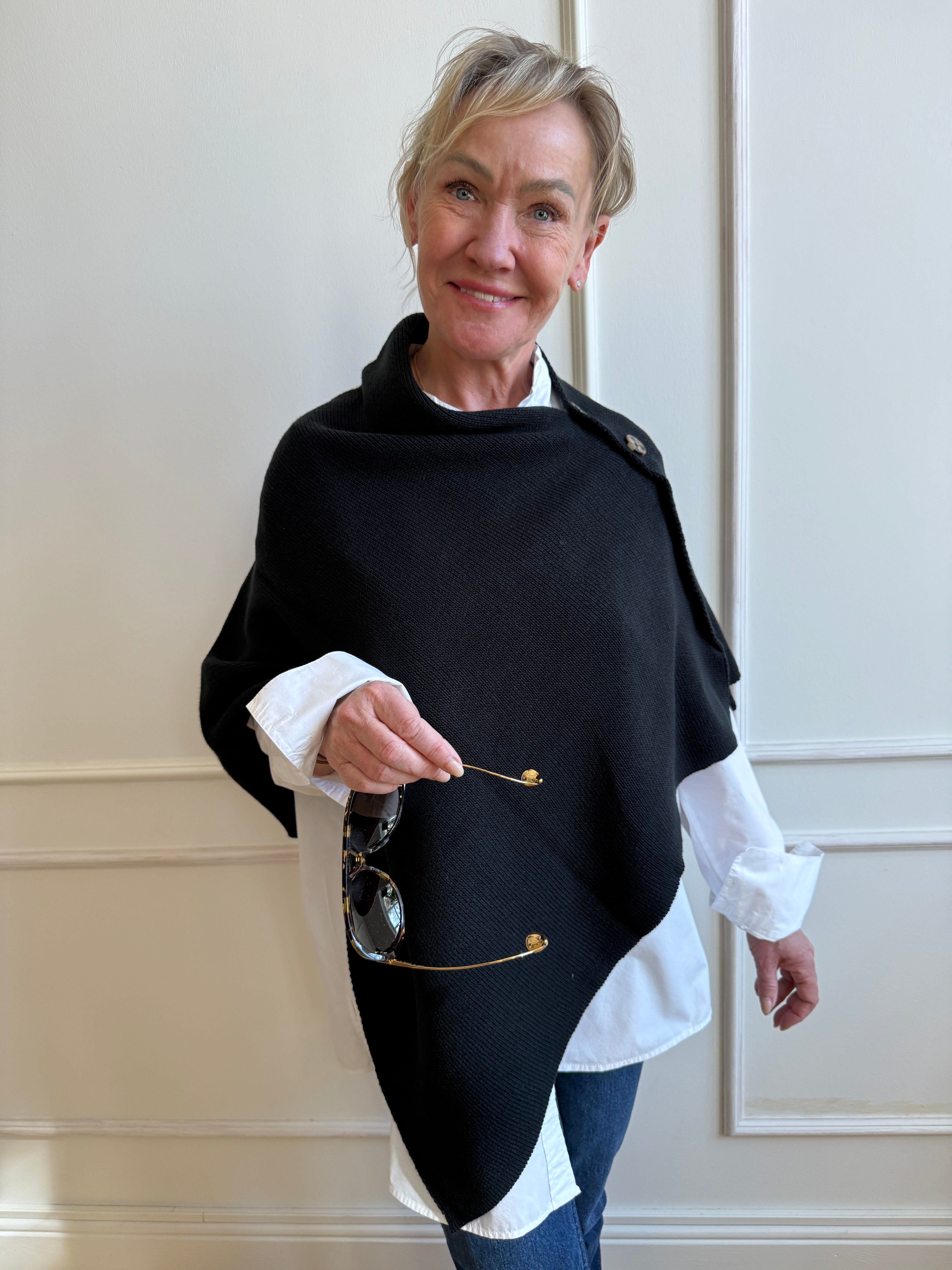 Poncho med knapper - sort Uldplaiden.dk