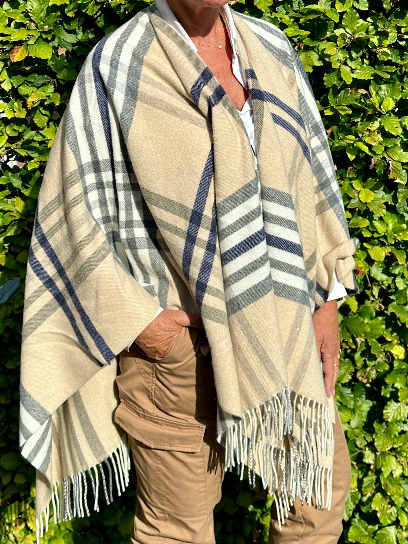 Poncho i 10% Cashmere - Beige m. blå tern Poncho Uldplaiden.dk