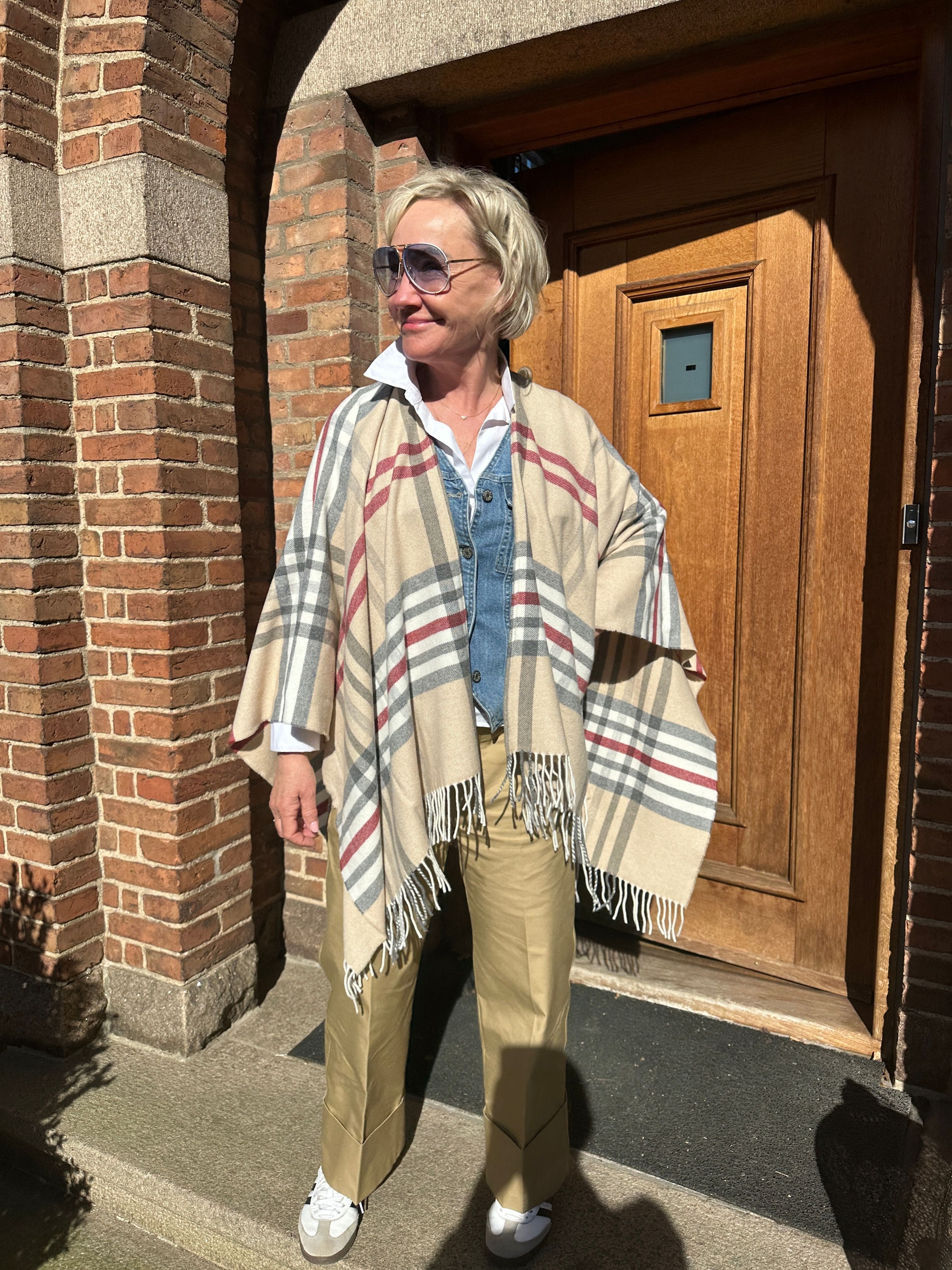 Poncho i 10% Cashmere - Beige m. røde tern Poncho Uldplaiden.dk