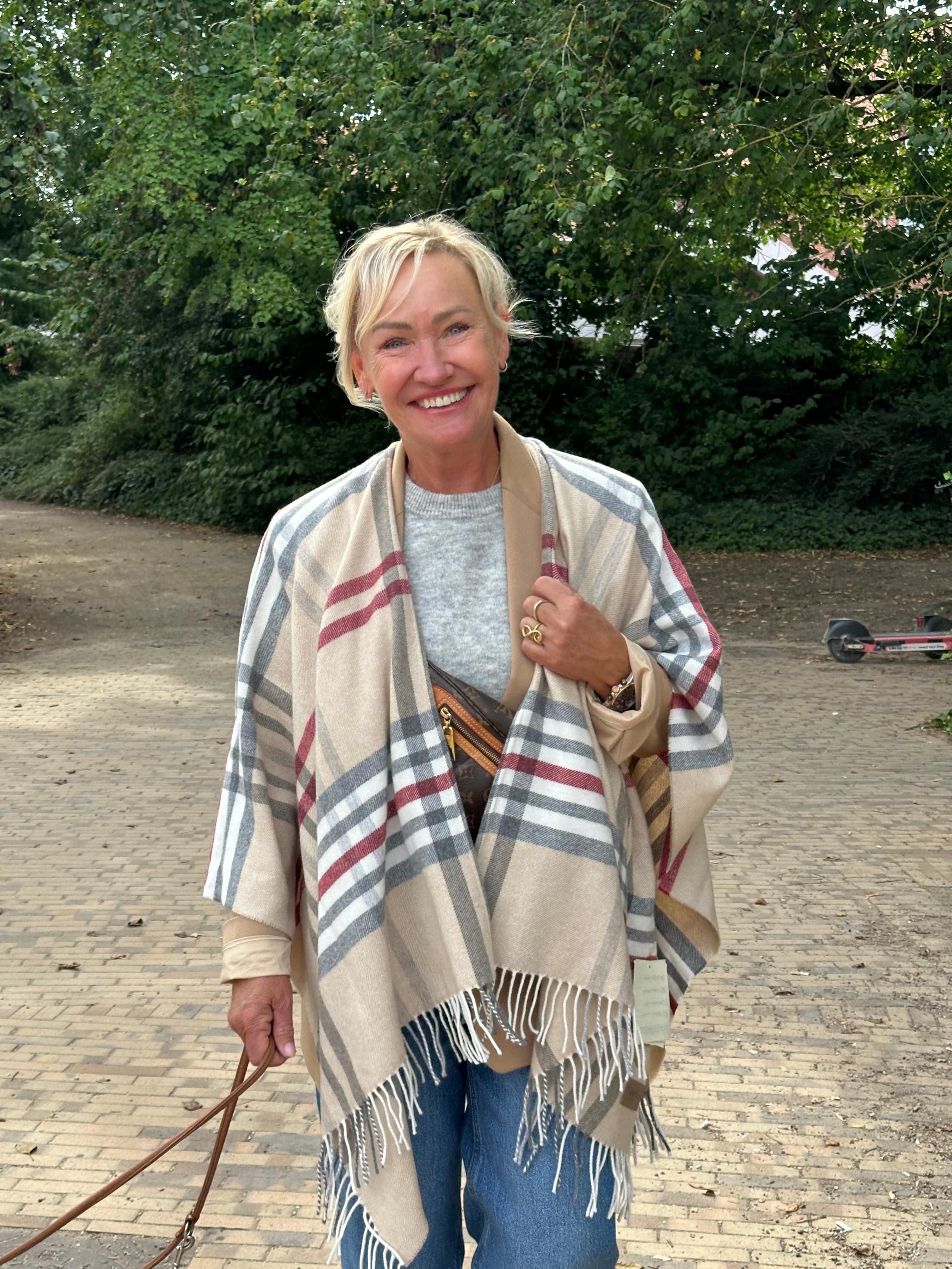 Poncho i 10% Cashmere - Beige m. røde tern Poncho Uldplaiden.dk