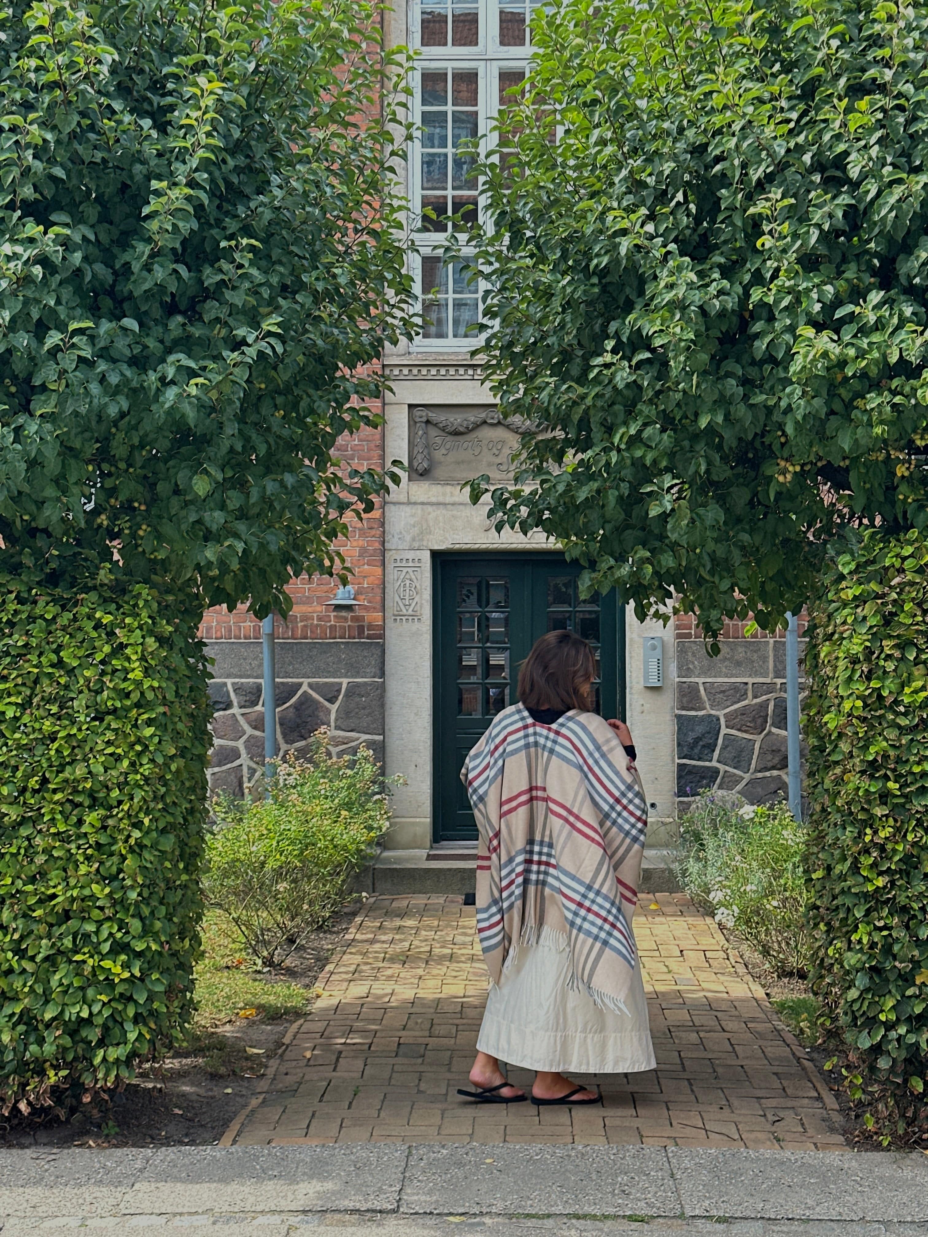 Poncho i 10% Cashmere - Beige m. røde tern Poncho Uldplaiden.dk