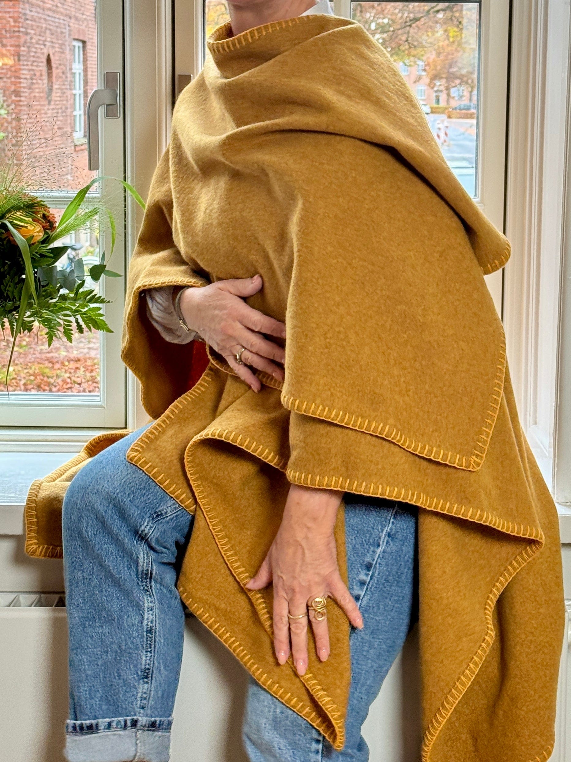 Poncho i 100% merinould - Gul Poncho Uldplaiden.dk