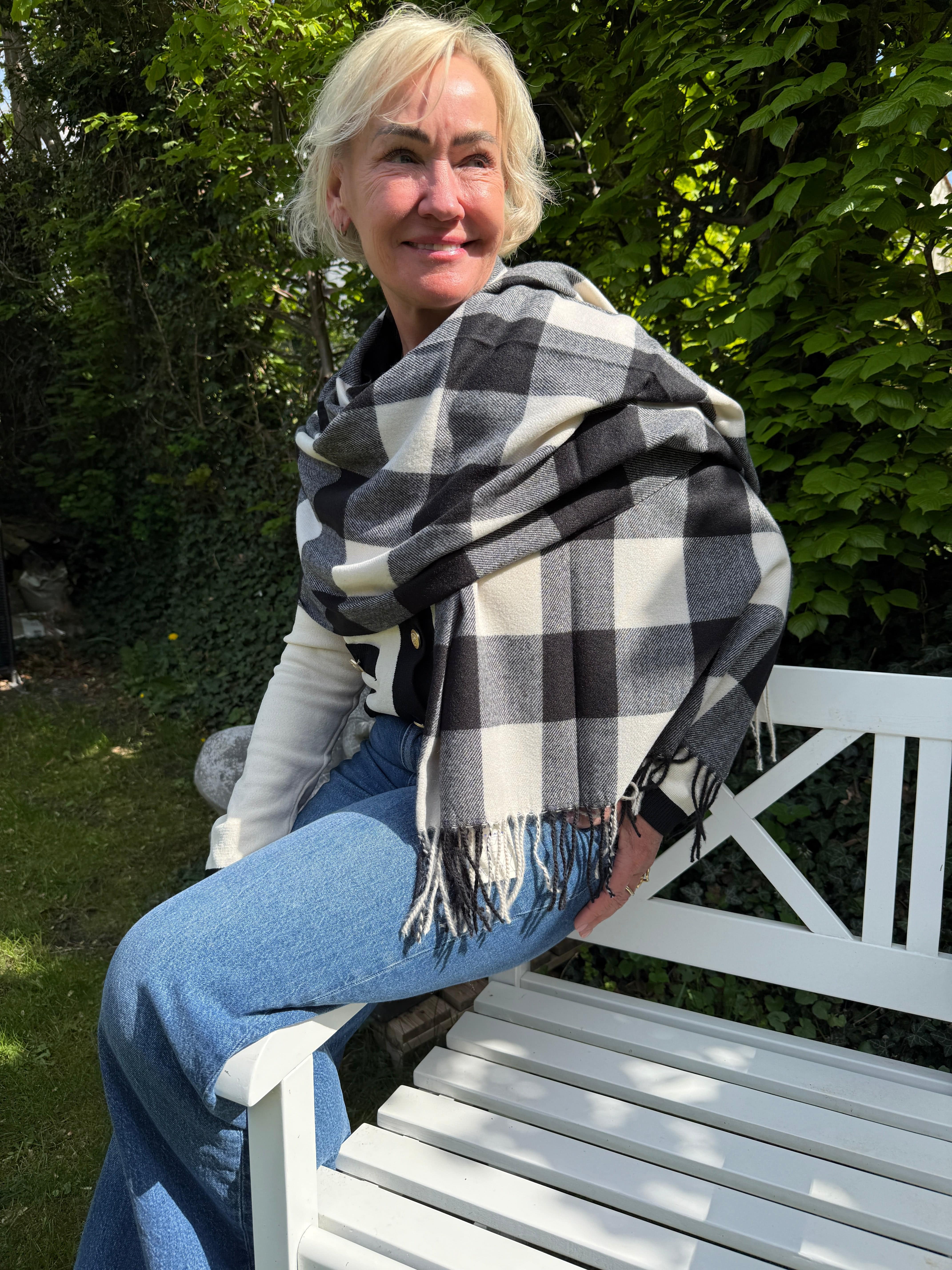 Sjal i uld - Sort/hvid ternet Uldplaiden.dk