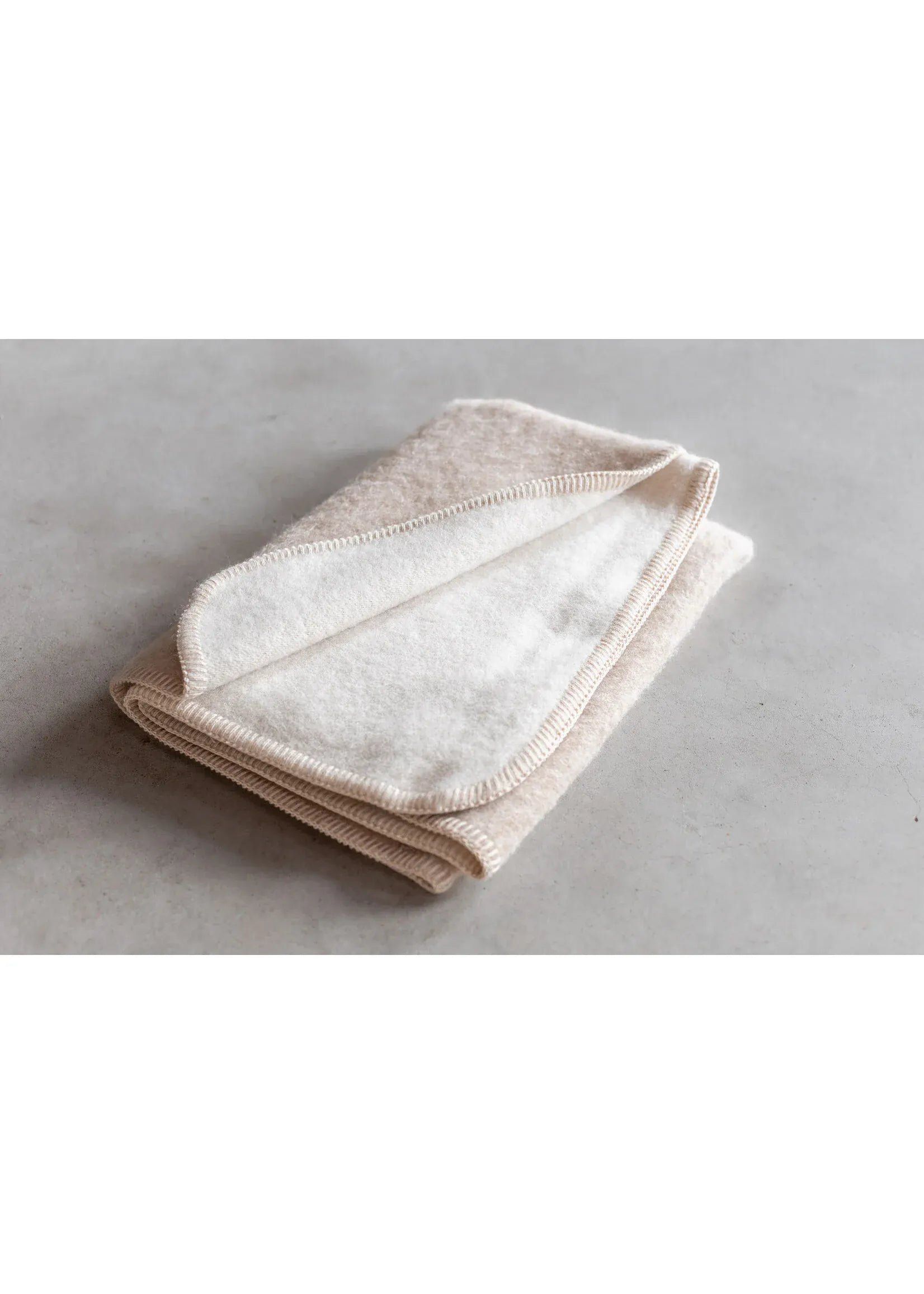 Uldplaid i alpacauld til baby - Lys beige Uldplaiden.dk
