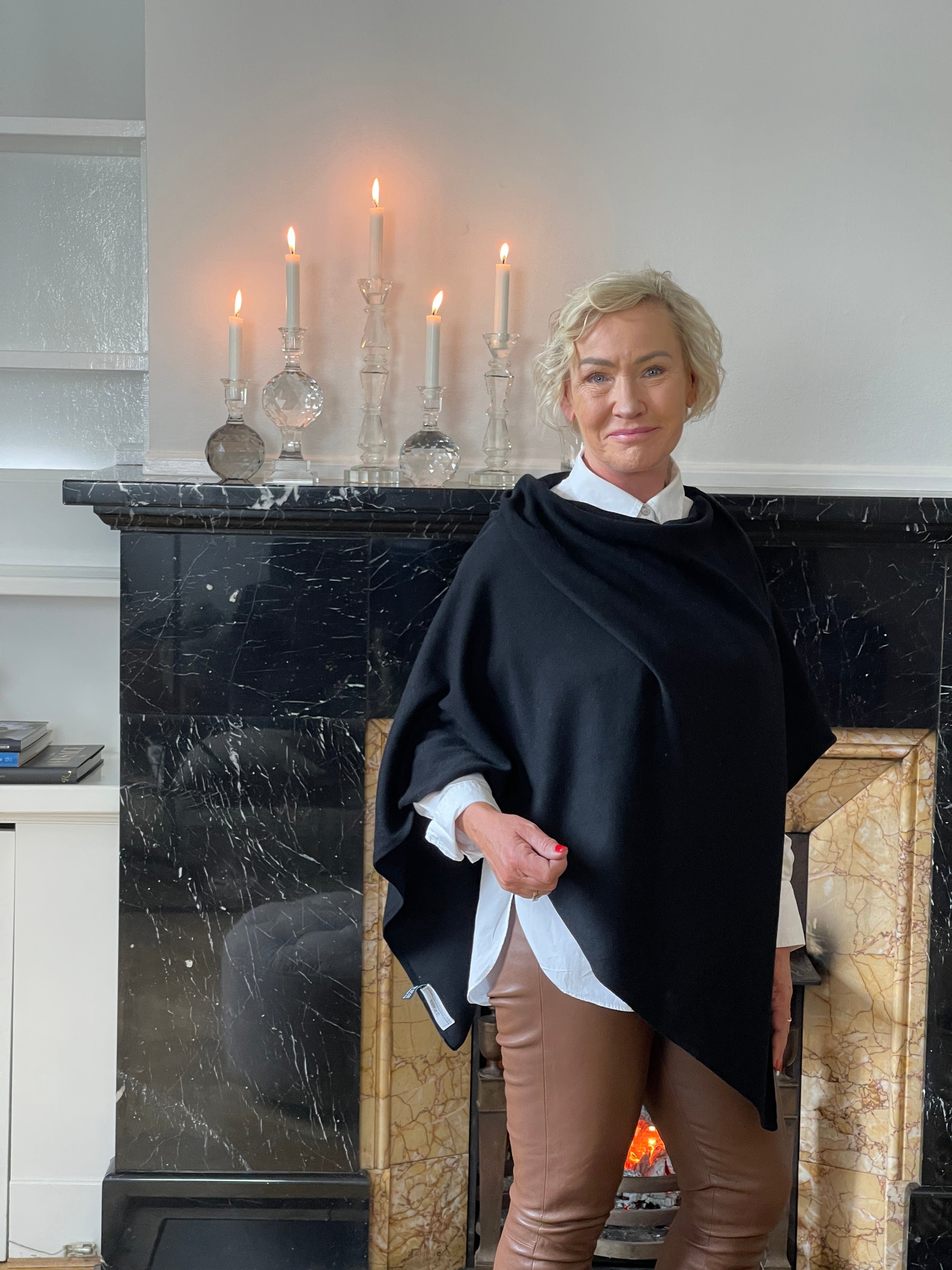 Poncho i 10% Cashmere - Sort Poncho Uldplaiden