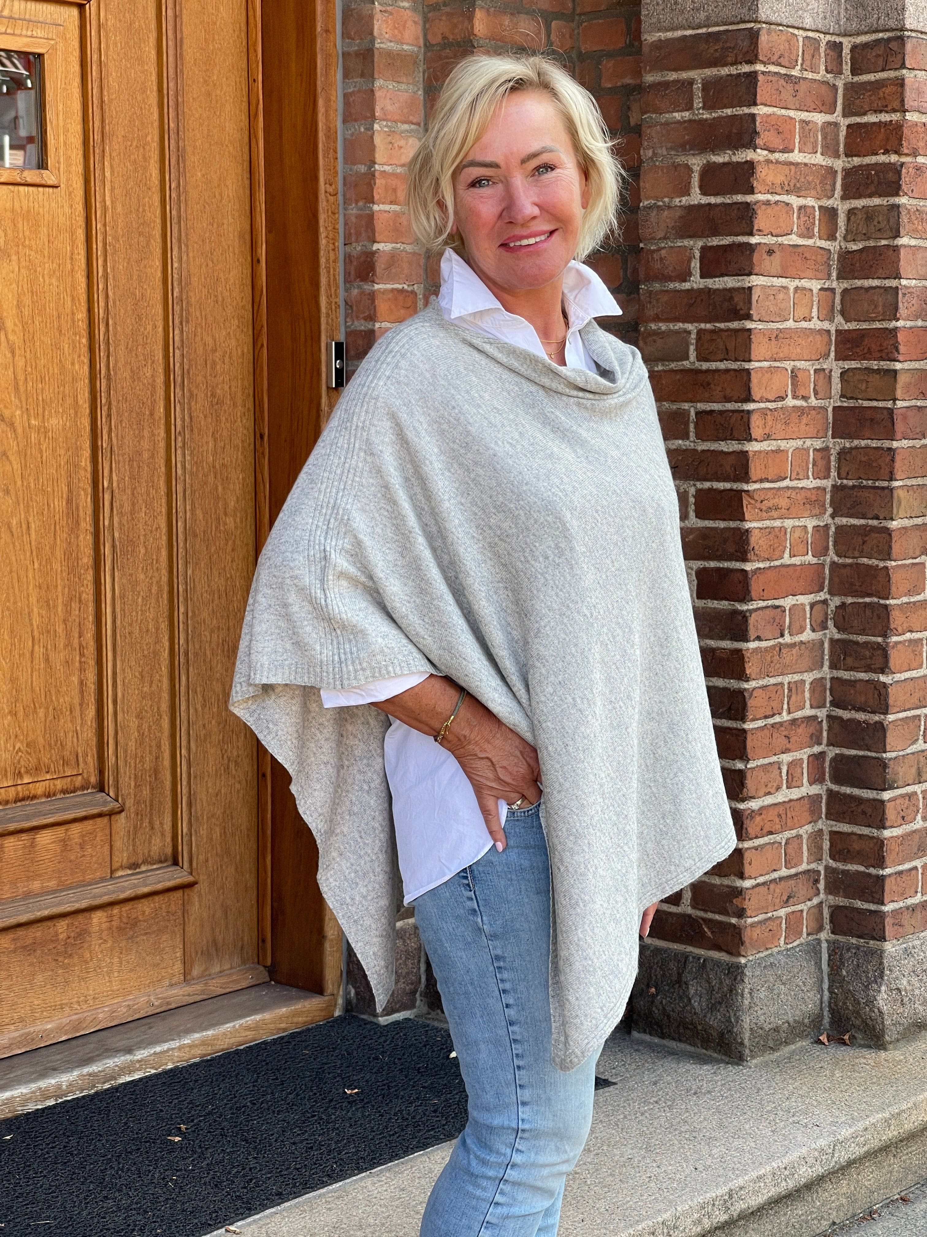Poncho i Cashmere - Lysegrå Poncho Uldplaiden