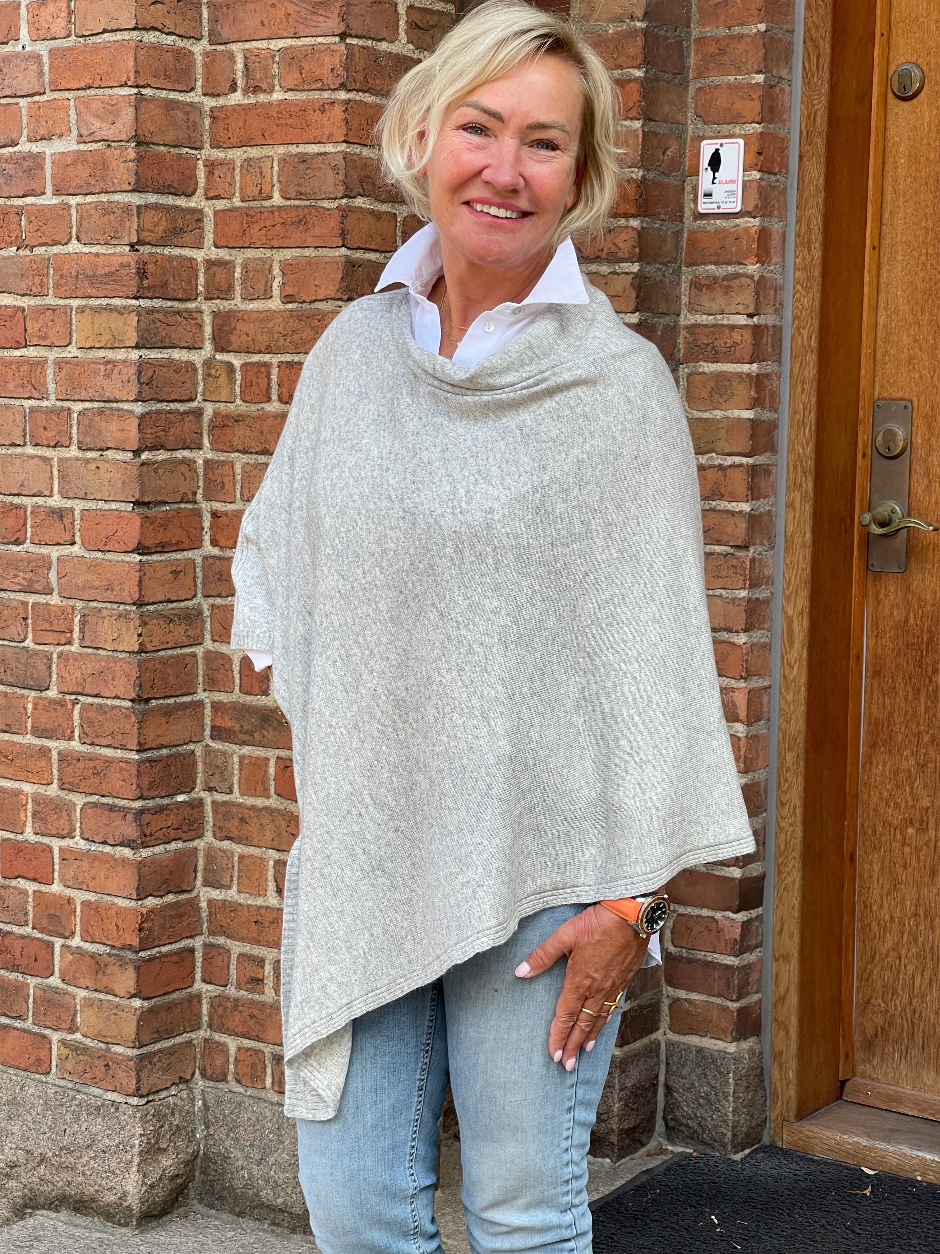 Poncho i Cashmere - Lysegrå Poncho Uldplaiden
