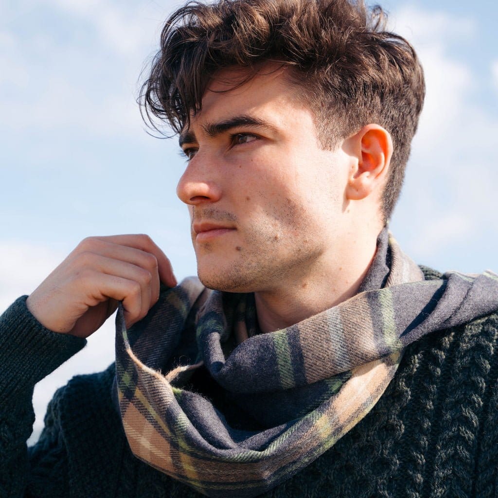 Halstørklæde i 100% Merinould - Grå, beige, lys grøn Tørklæder og sjaler Uldplaiden