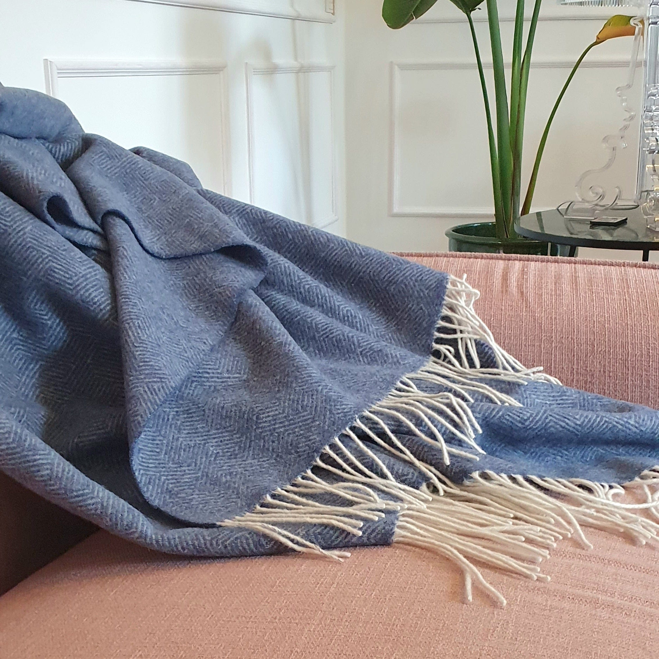 Uldplaid i 10% Cashmere - Blå m. Sildebensmønster (140x200 cm) Uldplaid Uldplaiden