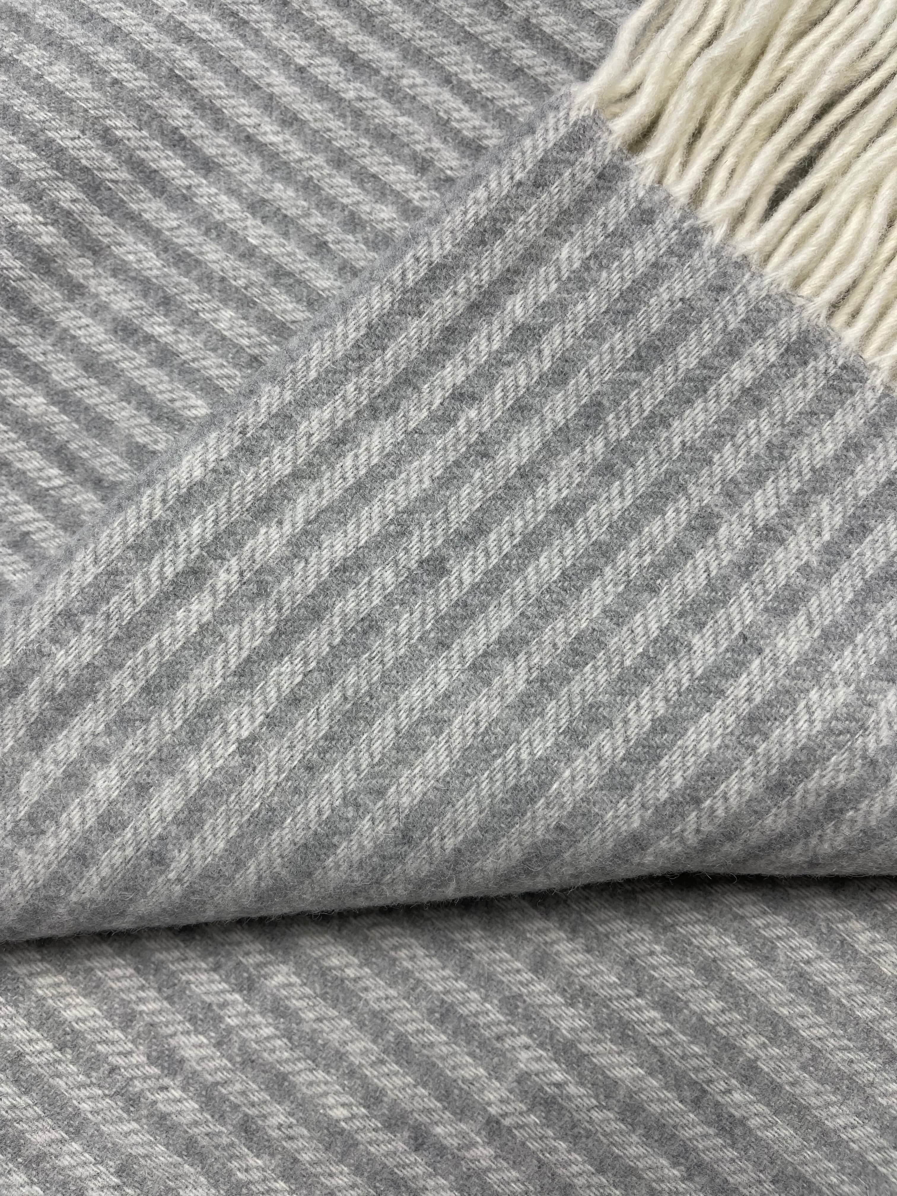 Uldplaid i 10% Cashmere - Lysegrå m. Striber (140x200 cm) Uldplaid Uldplaiden