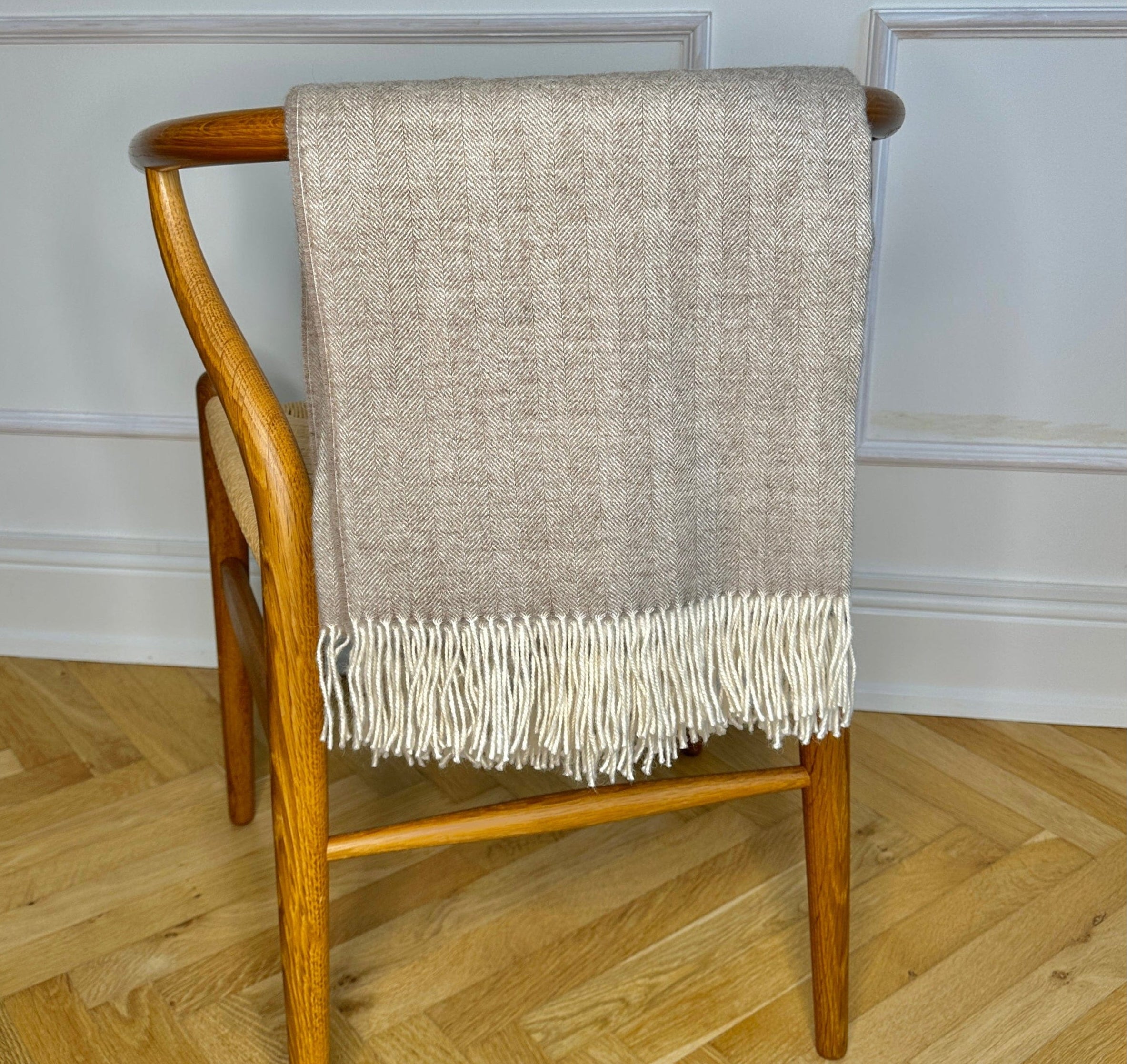 Uldplaid i 100% baby alpaca uld - sand m. sildebensmønster Uldplaid Uldplaiden