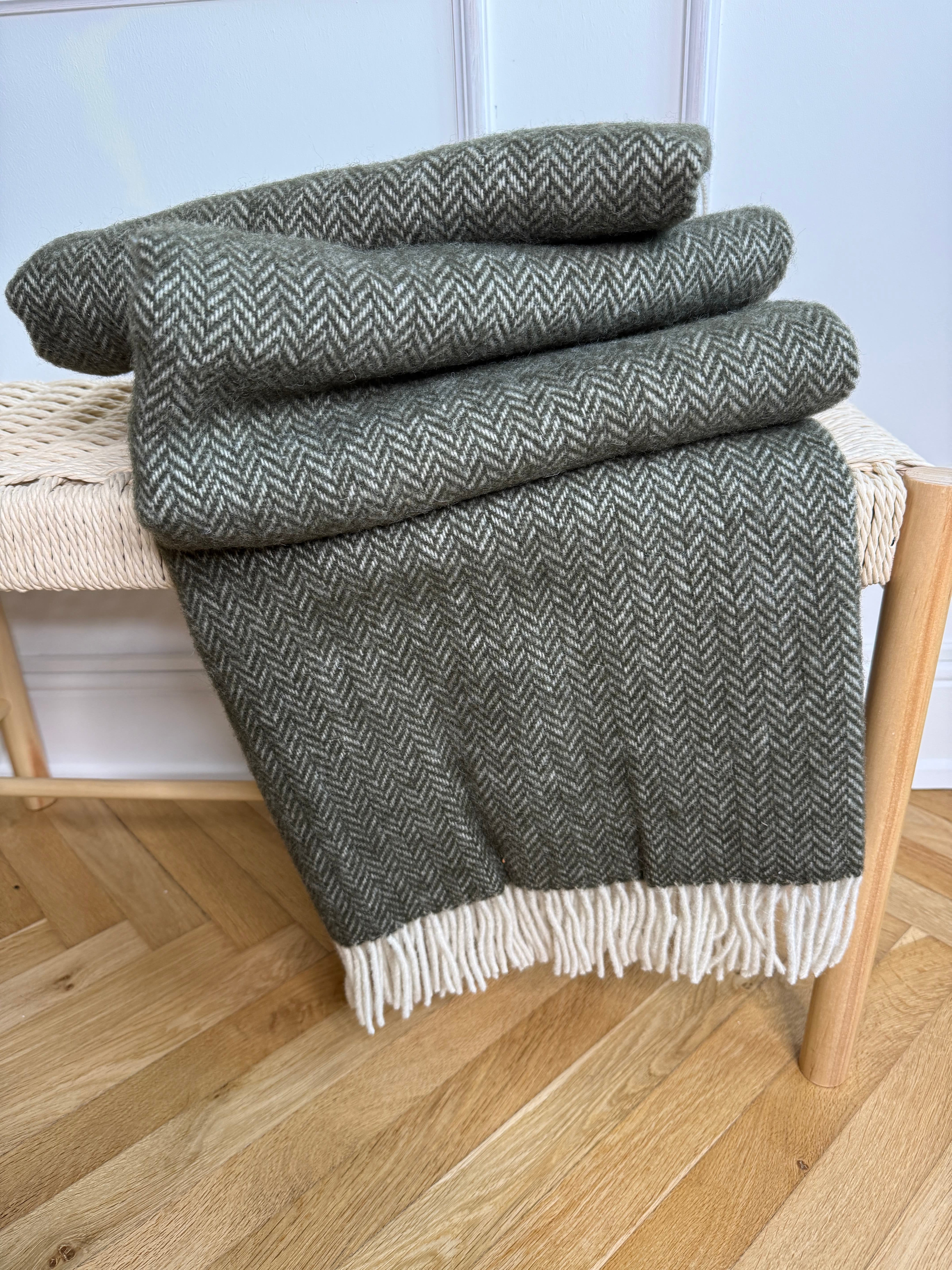 Uldplaid i 100% newzealandsk uld - Khaki m. sildebensmønster Uldplaid Uldplaiden