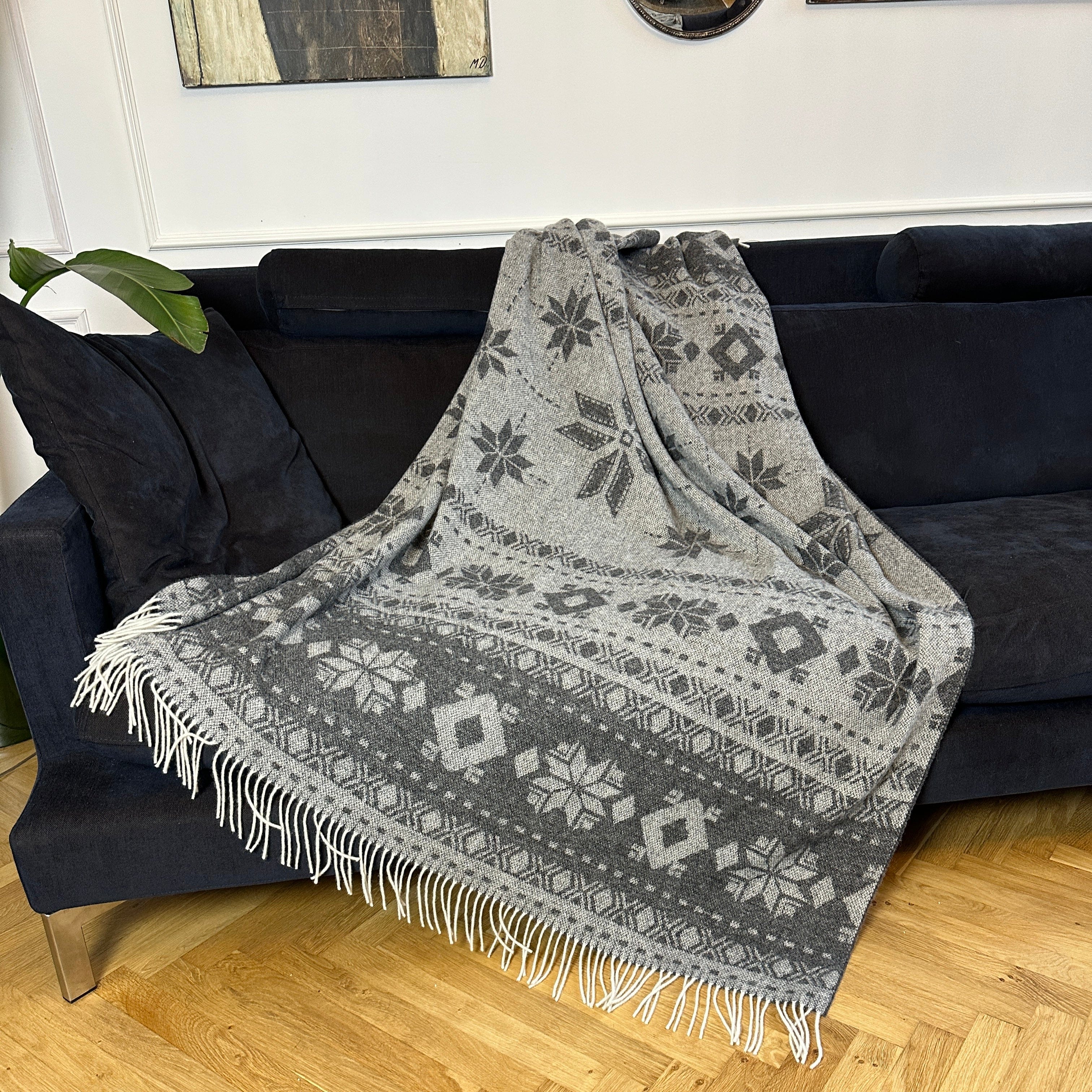 Uldplaid i 100% uld - Mørk grå m. vintermotiv (140x200 cm) Uldplaid Uldplaiden