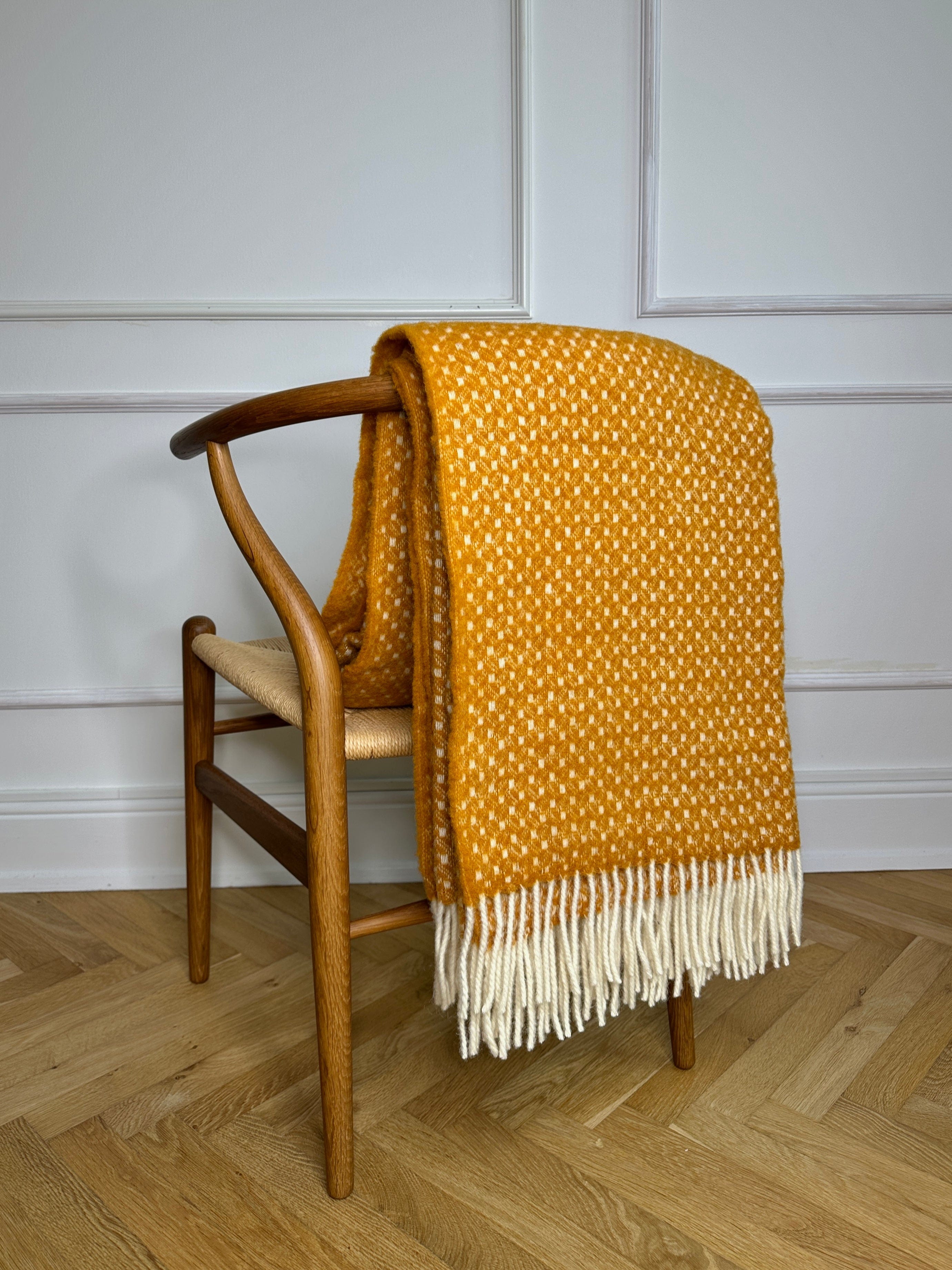 Uldplaid i 100% uld - Mustard m. mønster (140x200 cm) Uldplaid Uldplaiden