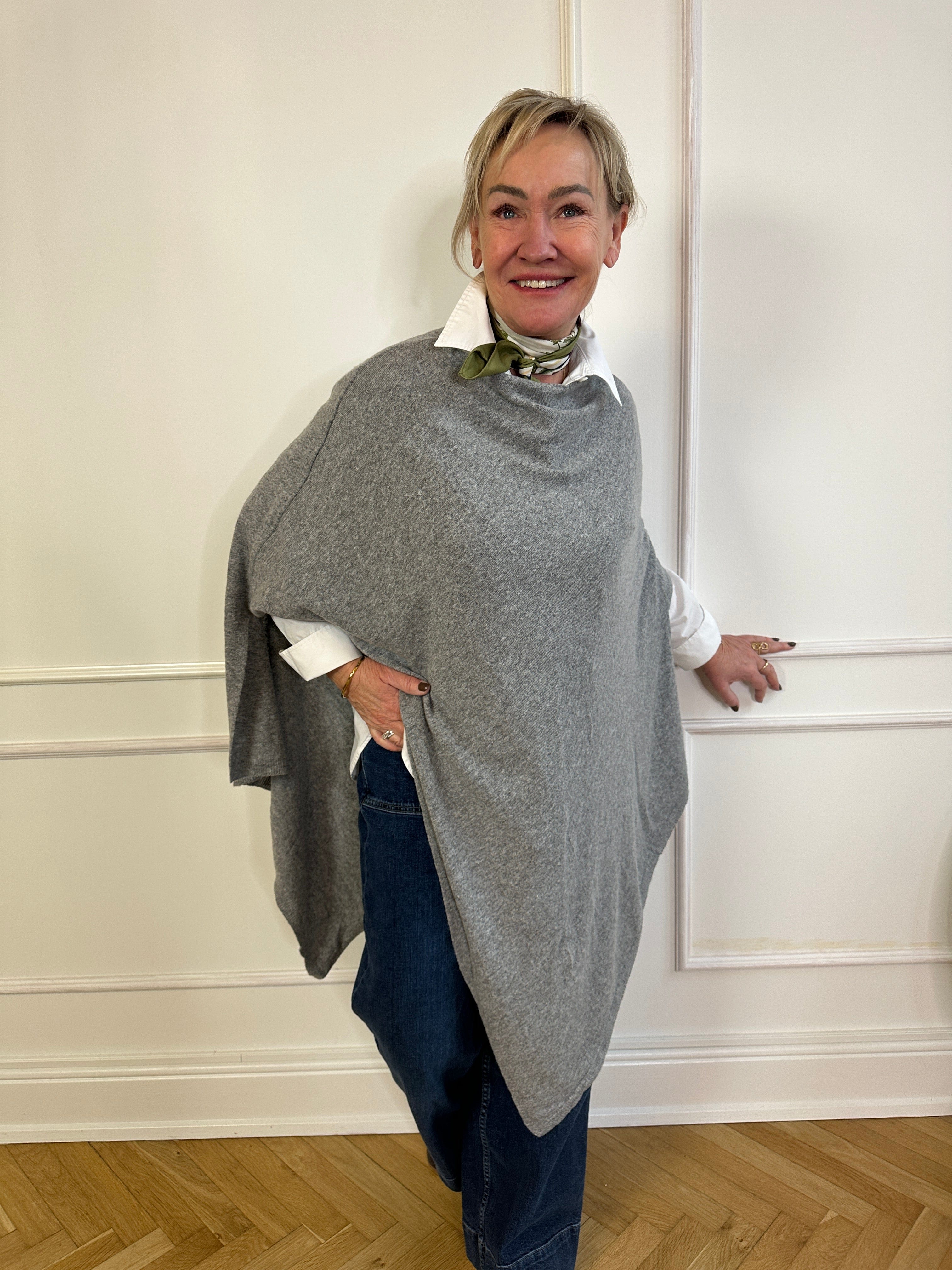 Poncho i 10% cashmere - Grå Large Uldplaiden.dk